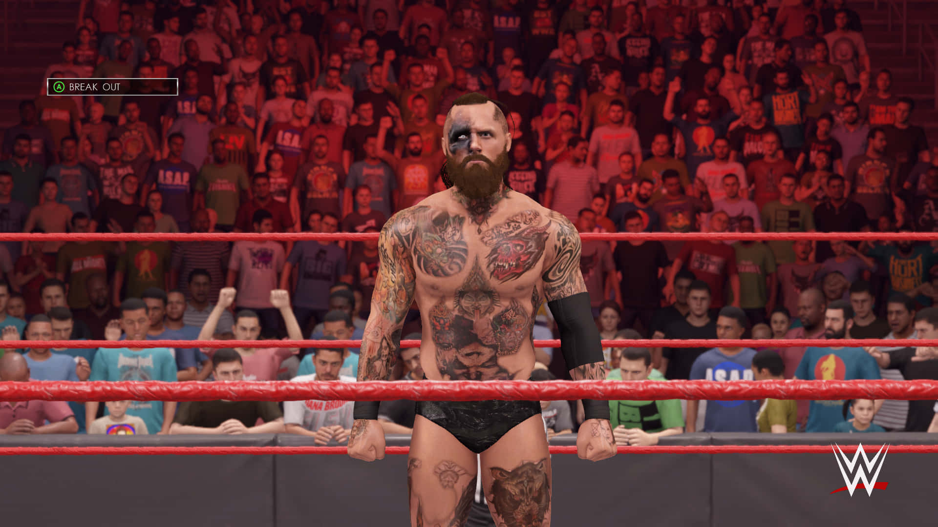 WWE 桌布 壁紙 — 一位有刺青、眼睛瘀青的摔角手站在摔角場上，面向鏡頭，身後有歡呼的人群。