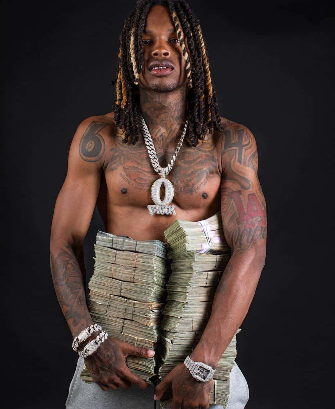 有刺青的男人拿著大量現金，戴著大鏈條和手錶。 — King Von 壁紙