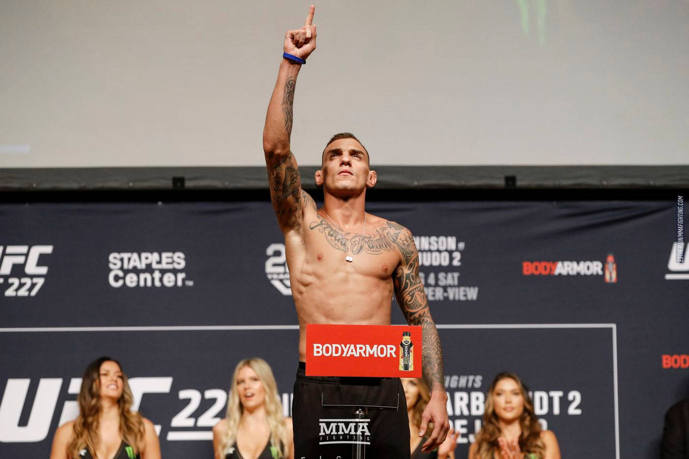 桌布 壁紙 — 一位有刺青的UFC拳手在Staples Center的稱重活動中豎起一根手指以示勝利。