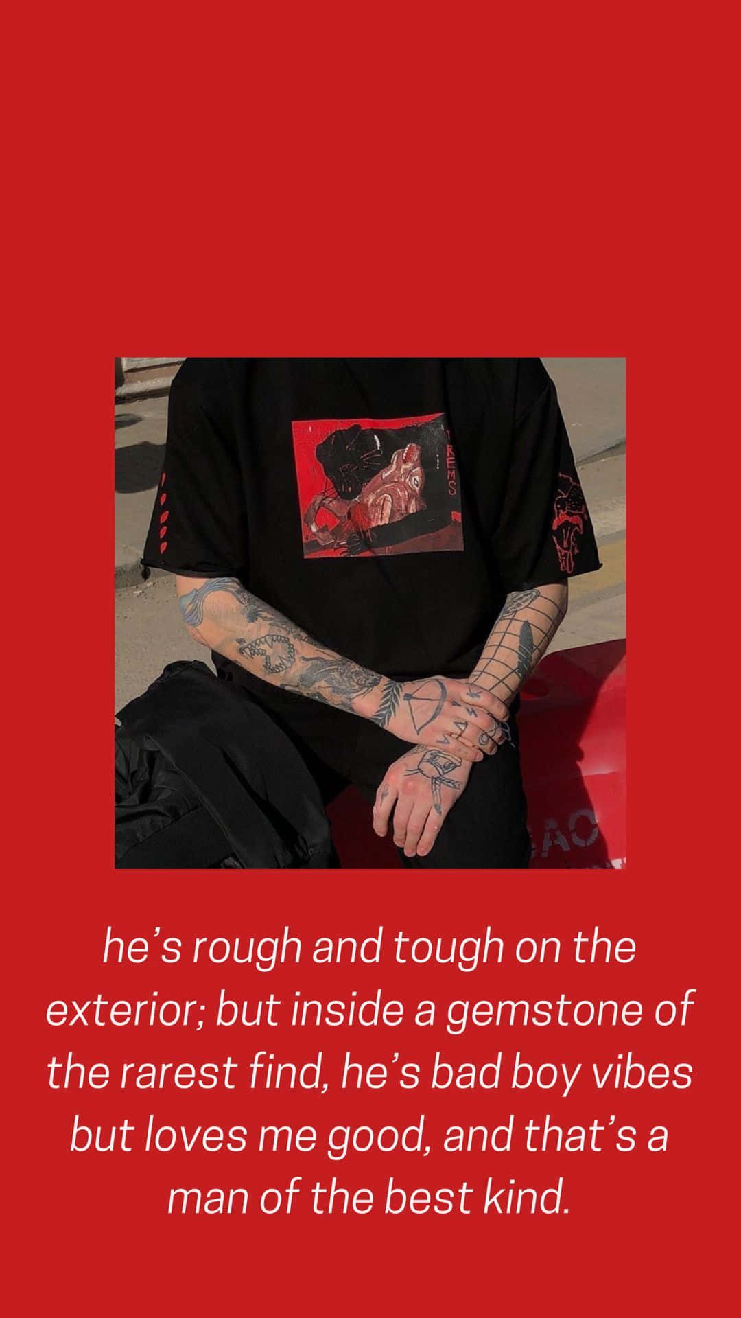 Red Grunge 桌布 壁紙 — 一位有刺青的人穿著黑色圖案T恤，坐在大膽的紅色背景前，帶有文字疊加。