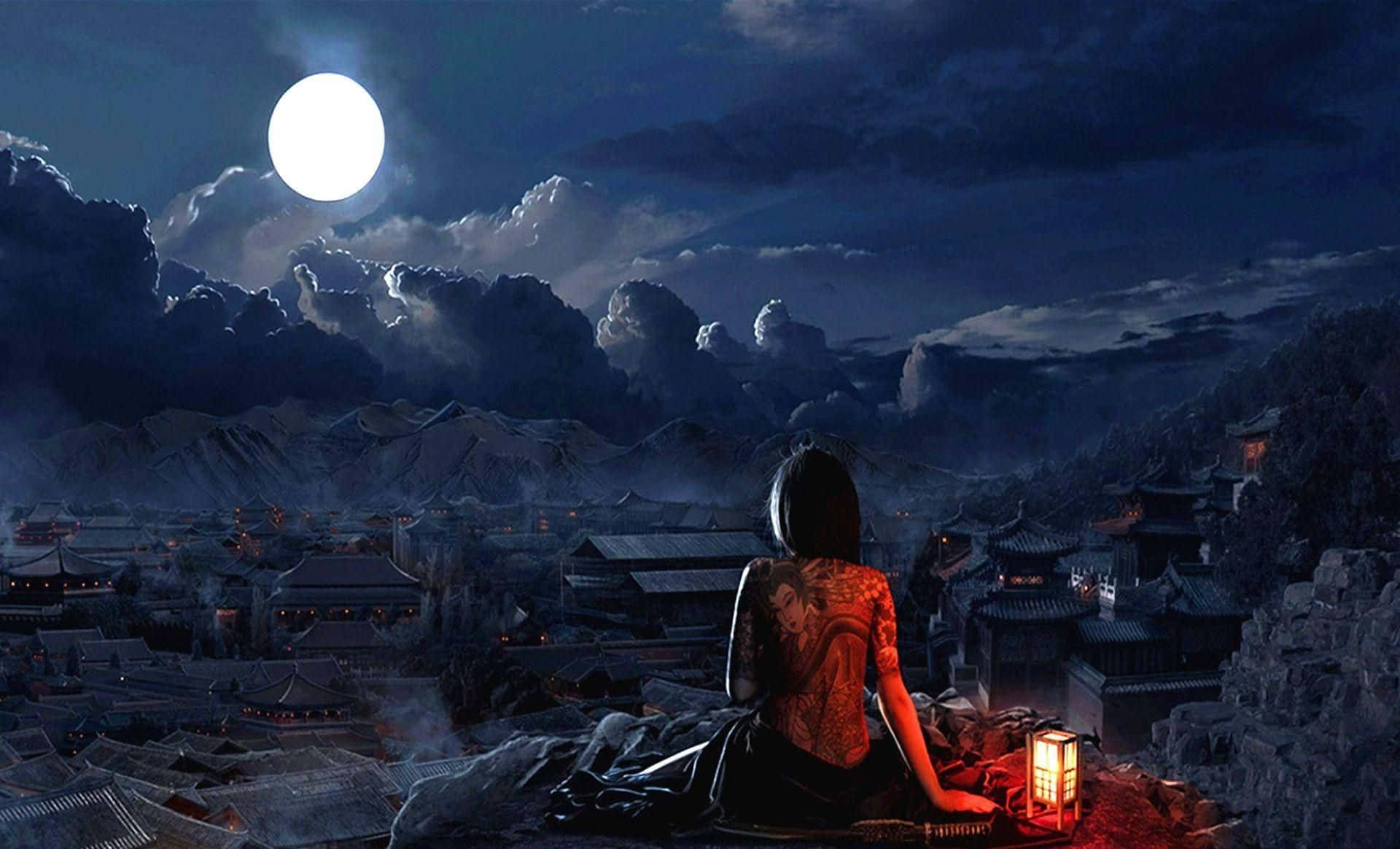 月光 桌布 壁紙 — 一位有刺青的女士晚上獨自坐在懸崖上，俯瞰著月光下燈籠閃爍的古老城鎮。
