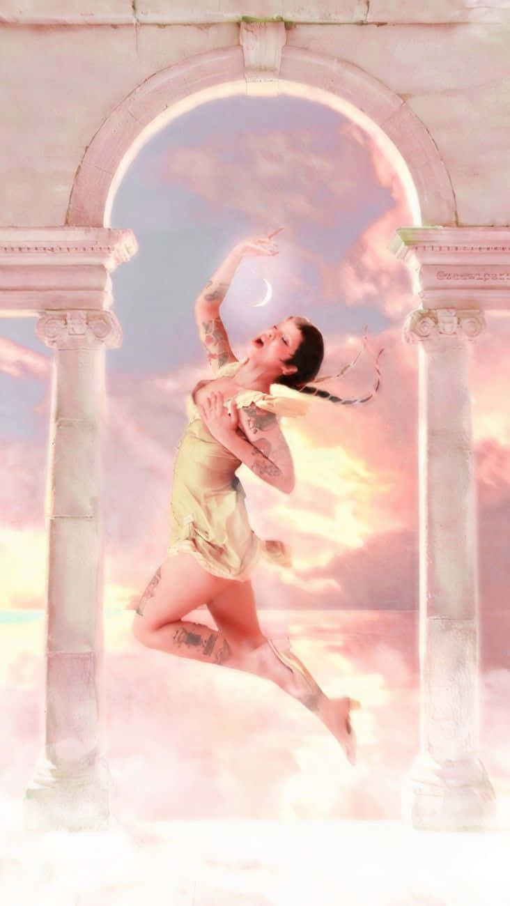 Melanie Martinez 桌布 壁紙 — 一位有刺青的女性在夢幻般的粉紅與金色天空襯托下，伴著新月，快樂地跳過一道古典拱門。