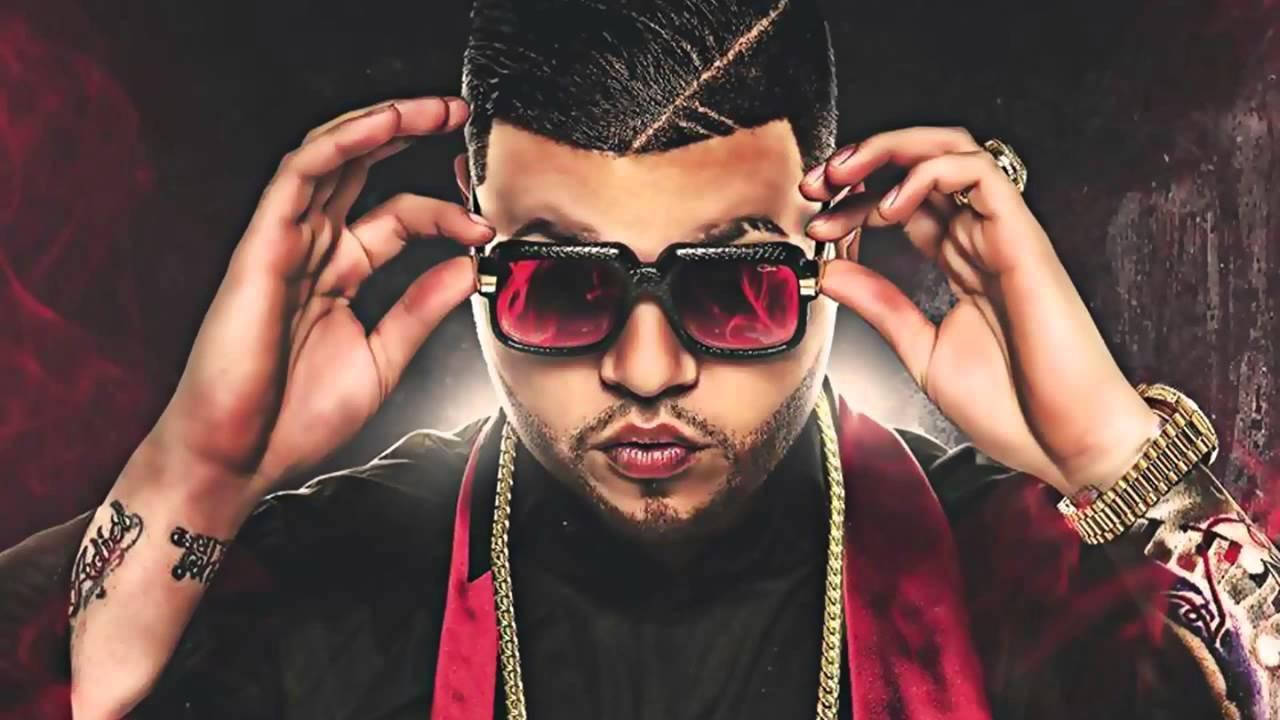 farruko 桌布 壁紙 — 一位有刺青的時尚男士在煙霧瀰漫的黑暗背景中調整他的紅色太陽眼鏡。