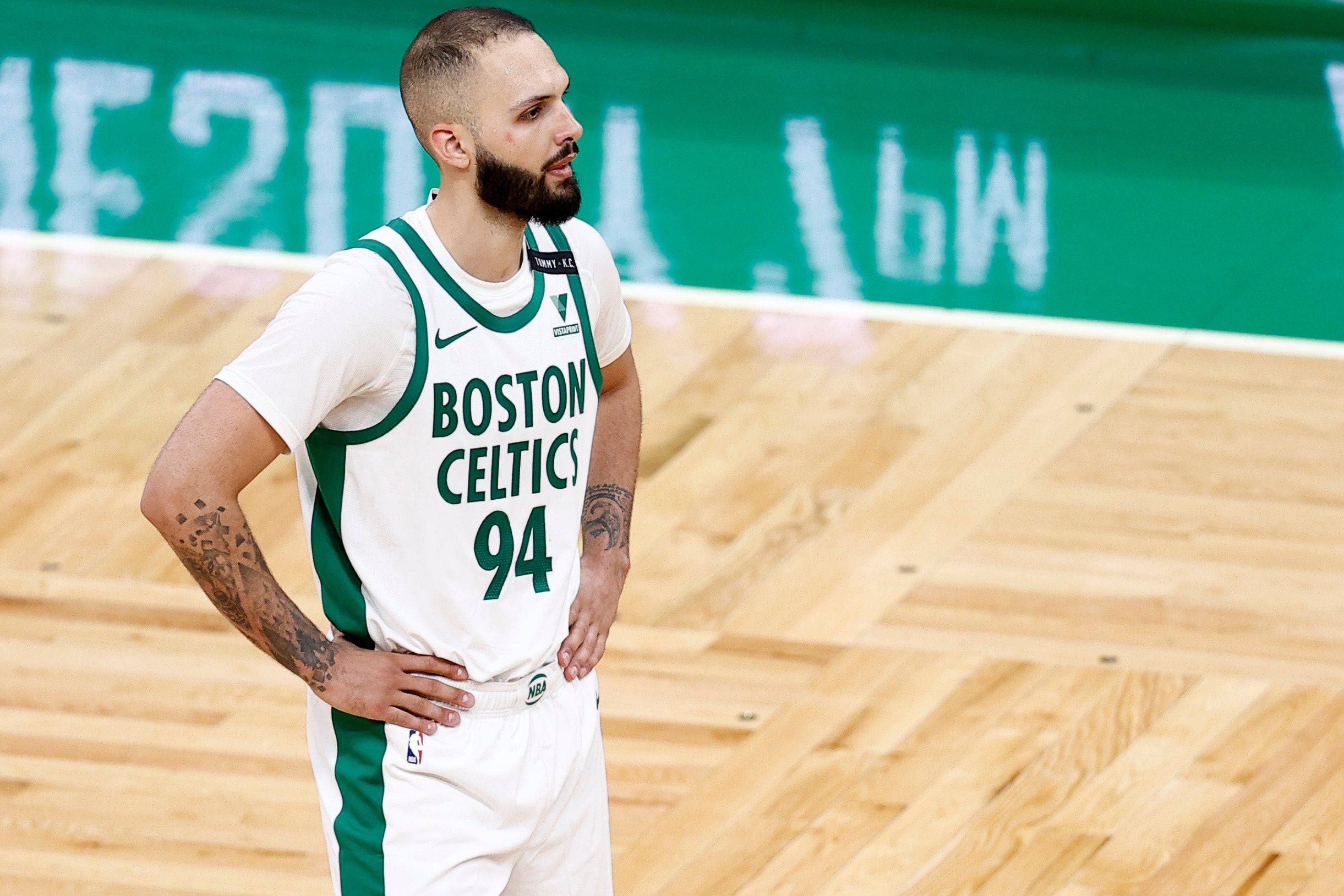 NBA 桌布 壁紙 — 一位有刺青的波士頓塞爾提克籃球運動員，身穿94號球衣，站在木地板上。