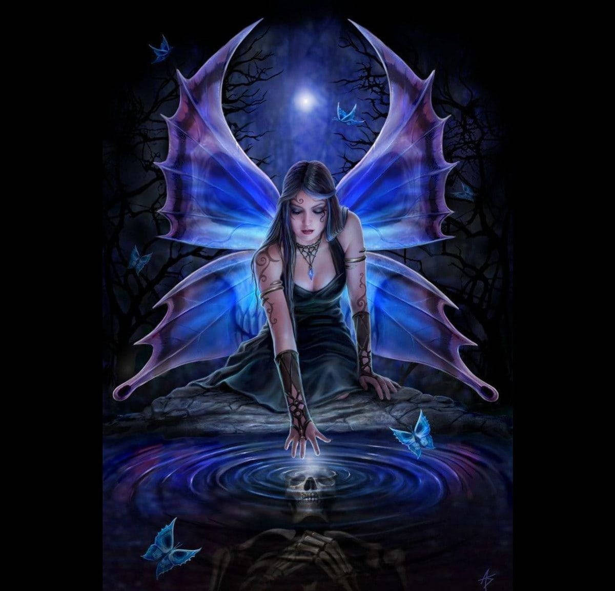 Fairy Grunge 桌布 壁紙 — 一位有刺青的藍翼仙子跪在水邊，水中倒映著一個頭骨，發光的蝴蝶在月光下的森林中圍繞她飛舞。