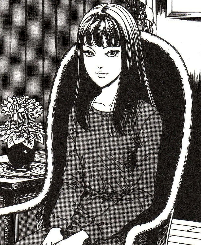 Tomie 桌布 壁紙 — 一位有瀏海的年輕女子平靜地坐在彎曲的椅子上，旁邊有一盆盆栽，在單色漫畫面板中。