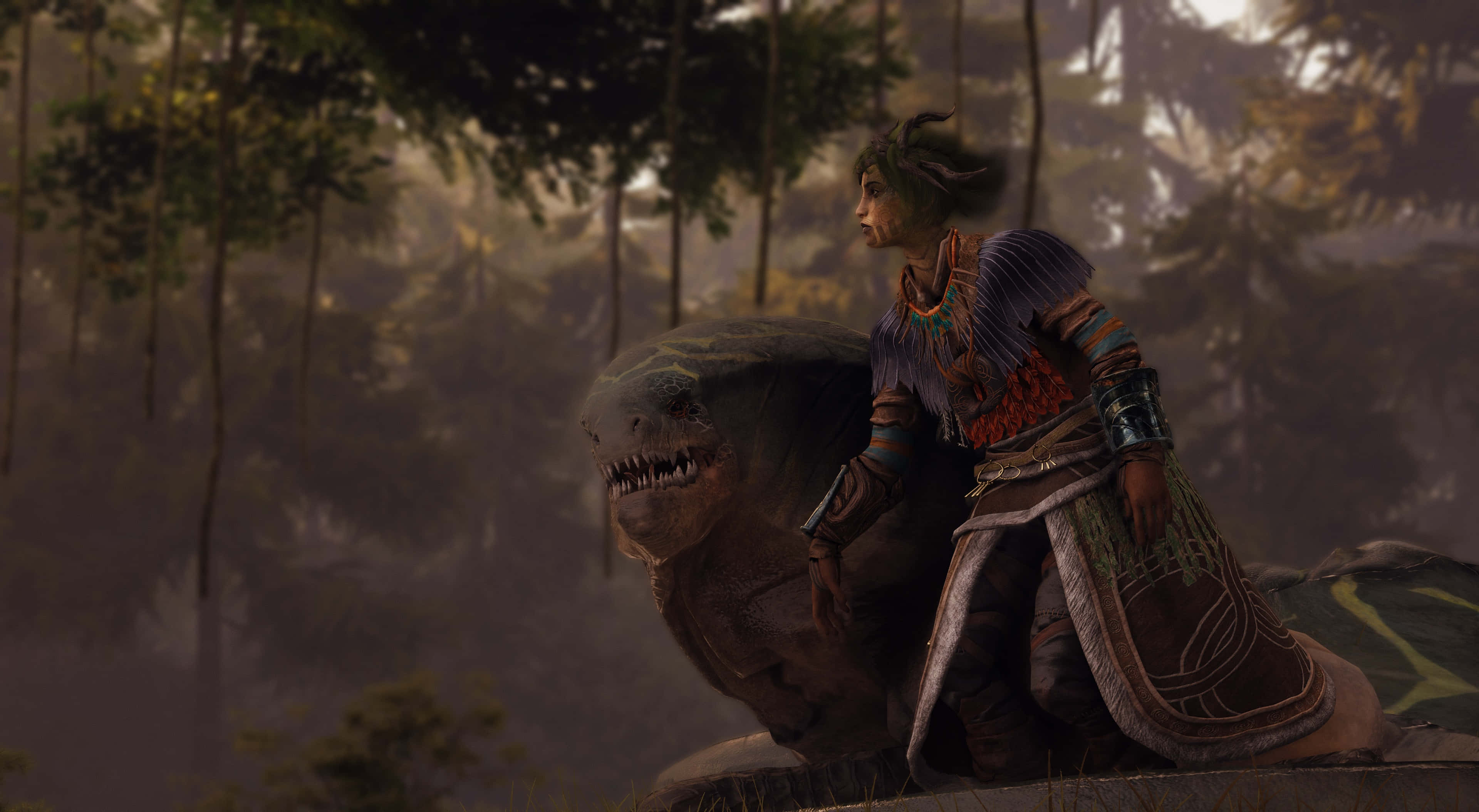 Greedfall 桌布 壁紙 — 一位有角的奇幻戰士騎著大型裝甲爬行動物穿過黎明時分的霧氣森林。