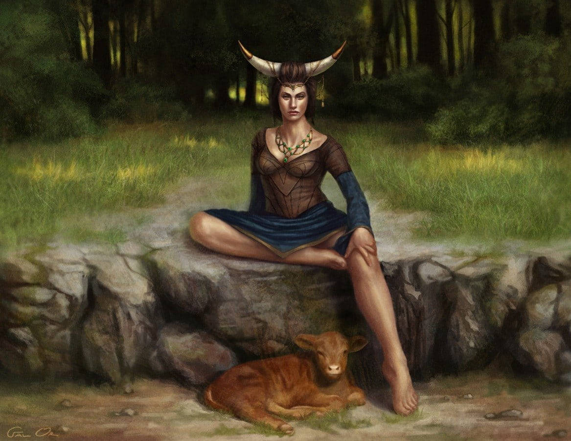 taurus 桌布 壁紙 — 一位有角的女性在森林中盤腿坐在岩石上，一頭小牛在她腳邊休息。