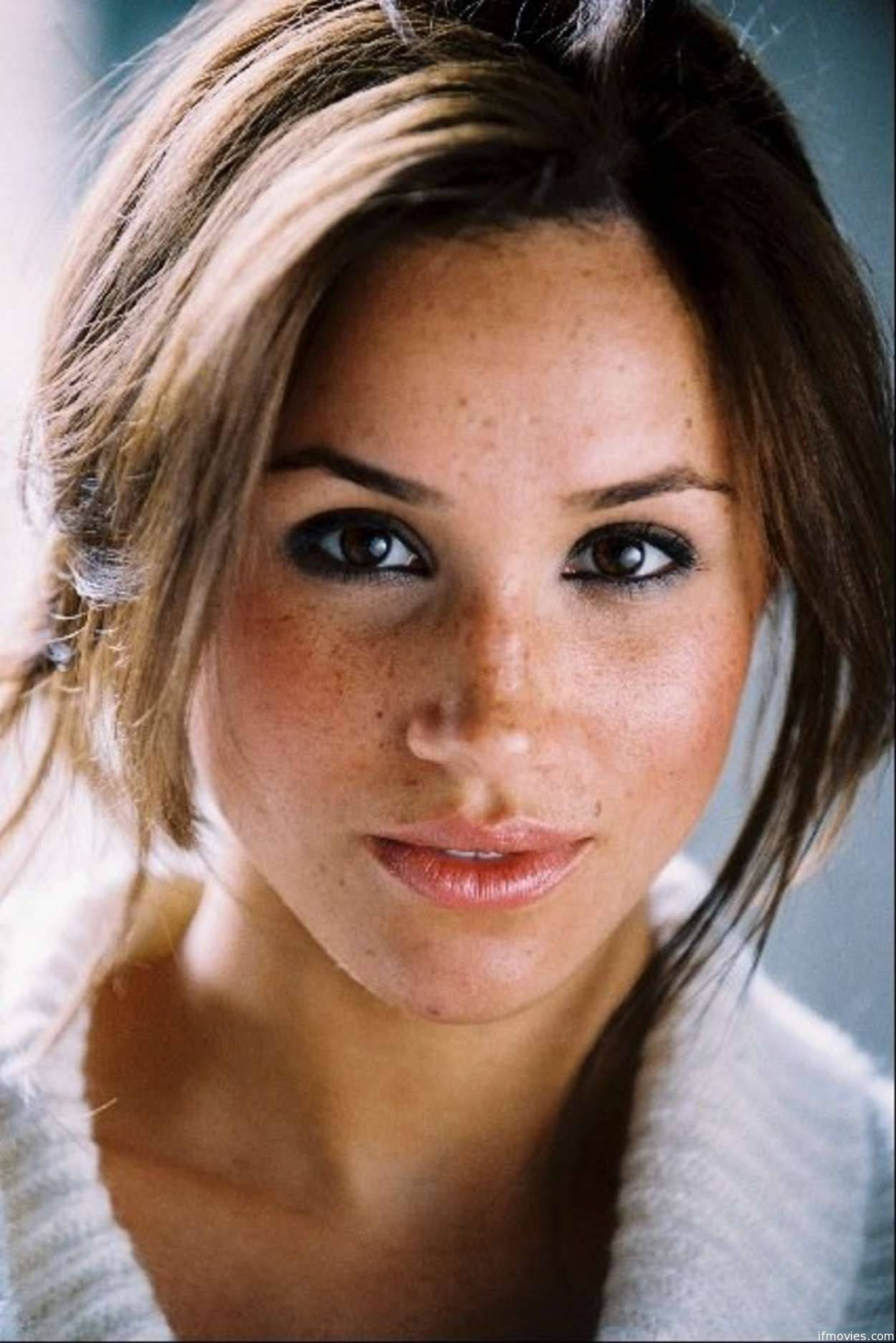 Meghan Markle 桌布 壁紙 — 一位有雀斑和柔軟棕色頭髮的女性穿著白色毛衣的特寫肖像。