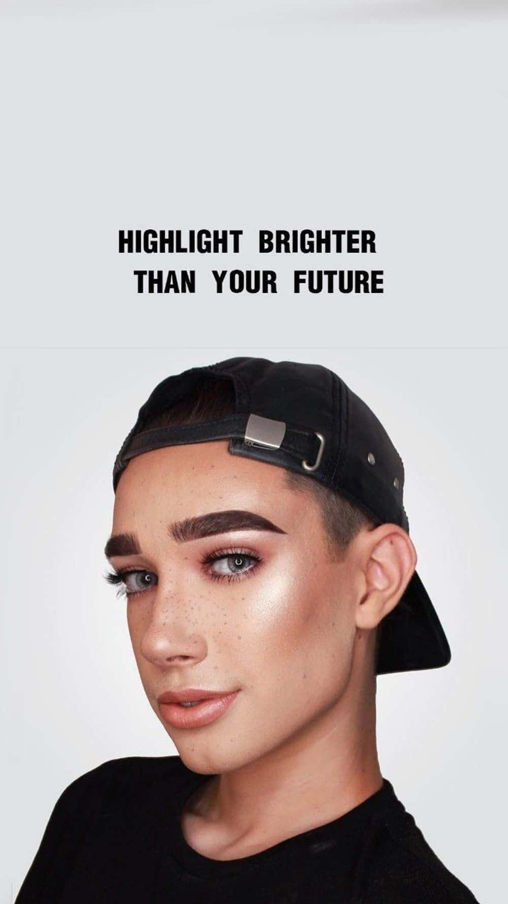 make up 桌布 壁紙 — 一位有雀斑和粗眉的年輕人戴著黑色帽子，背景是純白色，上方有粗體文字。