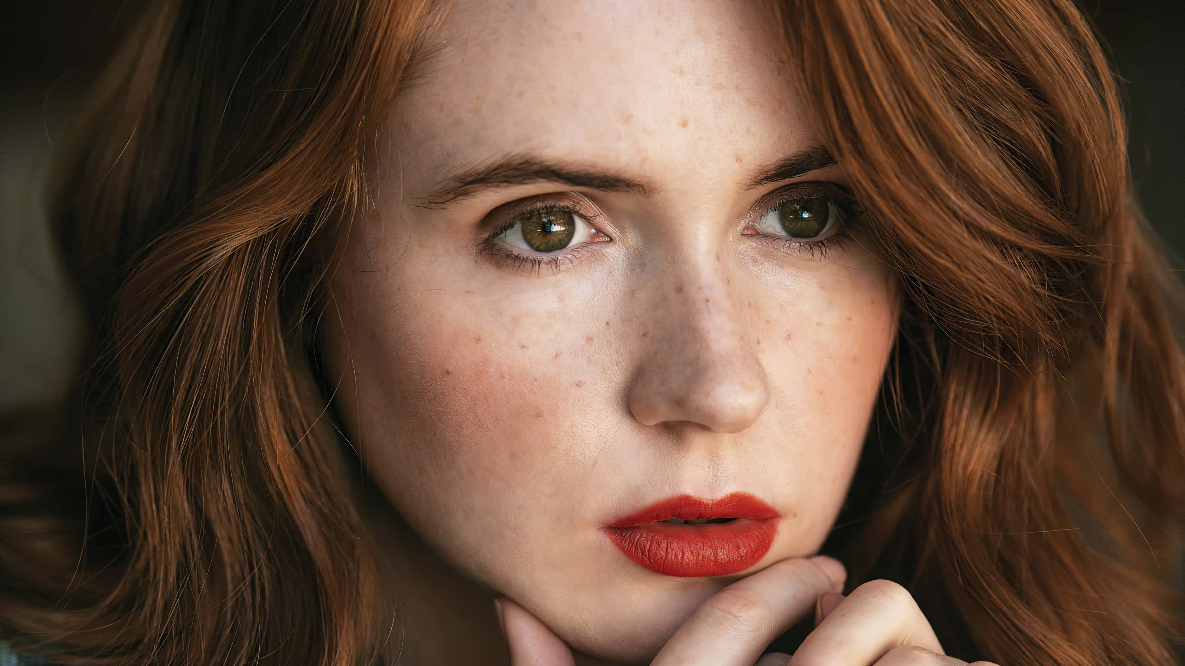 karen gillan 桌布 壁紙 — 一位有雀斑和紅髮的女性特寫肖像，帶著大膽的紅唇若有所思地凝視。