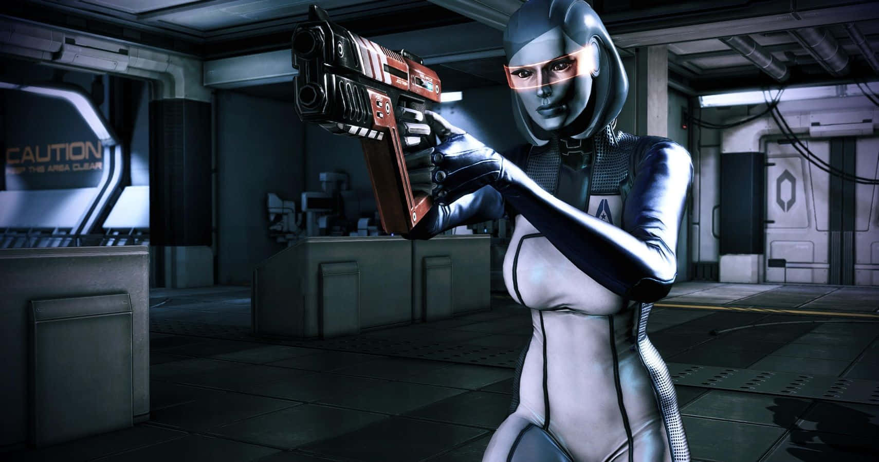 Mass Effect Edi 桌布 壁紙 — 一位未來主義的女性士兵穿著時尚的白色套裝，在昏暗的科幻太空船走廊中瞄準一把紅色和黑色的武器。