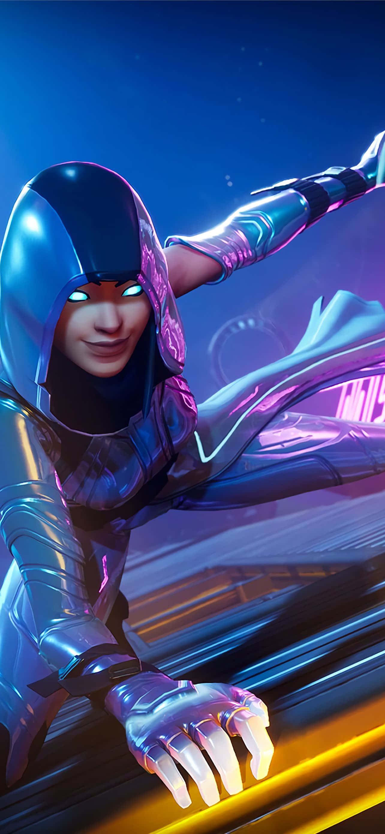 Fortnite Ikonik Skin 桌布 壁紙 — 一位未來主義的女超級英雄，身穿光滑的金屬套裝，在夜晚霓虹燈閃爍的城市景觀中滑翔，眼睛發光，帶有動態運動模糊。