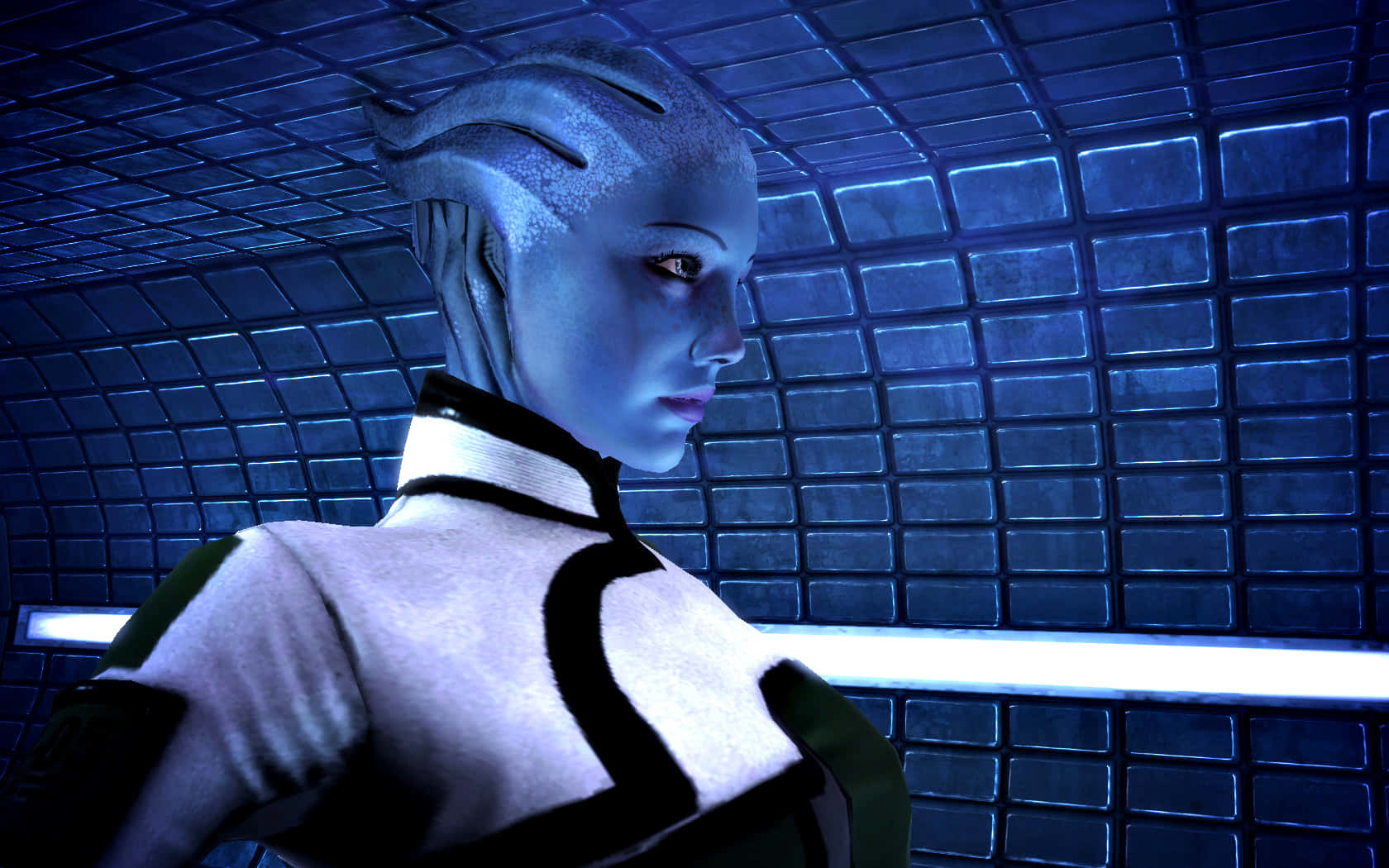 Liara T'soni 桌布 壁紙 — 一位未來外星女性穿著時尚制服，站在帶有發光裝飾的藍色燈光瓷磚走廊中。