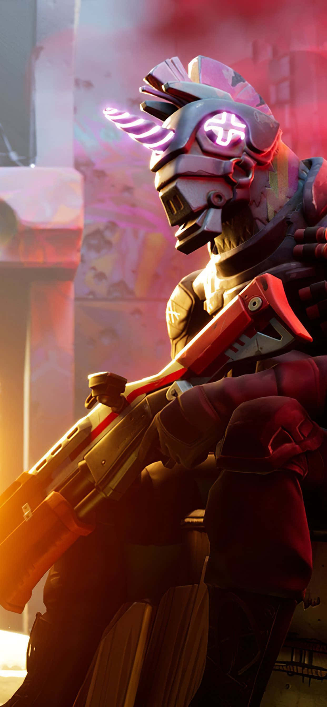 Fortnite 桌布 壁紙 — 一位未來風格的裝甲戰士，擁有發光的粉紅色眼睛和角，在黃昏時霓虹燈照亮的城市小巷中手持步槍。