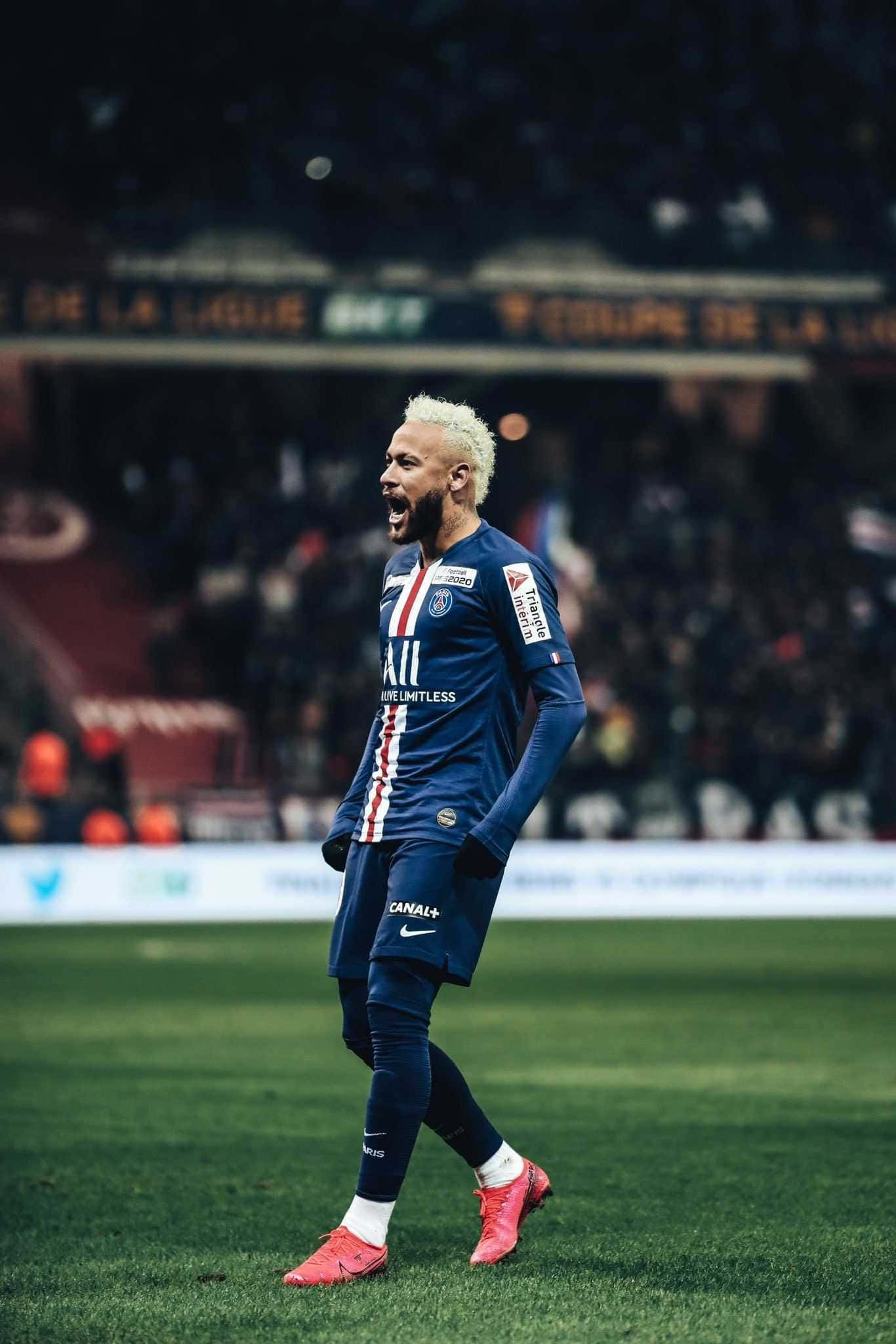 Neymar iPhone 桌布 壁紙 — 一位染了漂白頭髮的足球員在明亮的燈光下於球場上熱情慶祝。