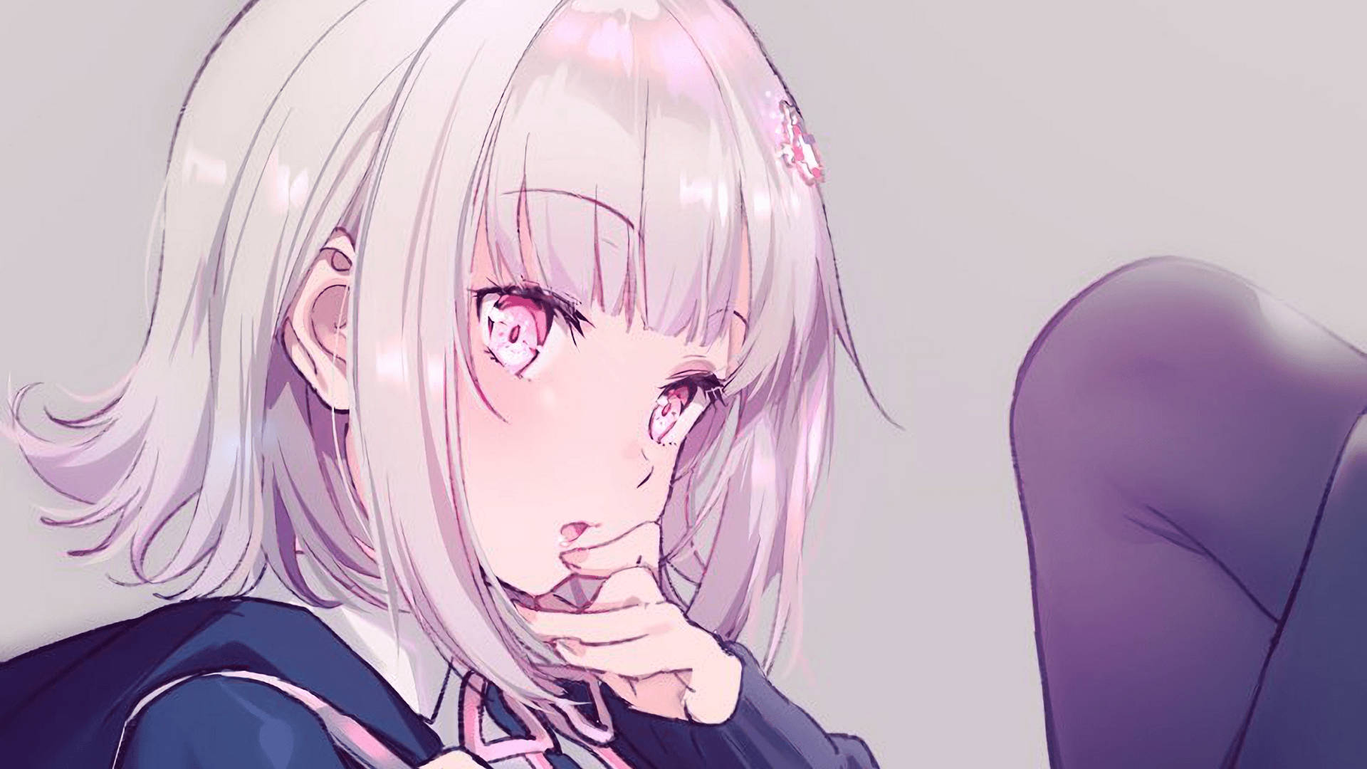 Chiaki 桌布 壁紙 — 一位柔和的動漫女孩，銀色頭髮和粉紅色眼睛，將下巴擱在手上，對著柔和的紫色背景沉思地凝視。