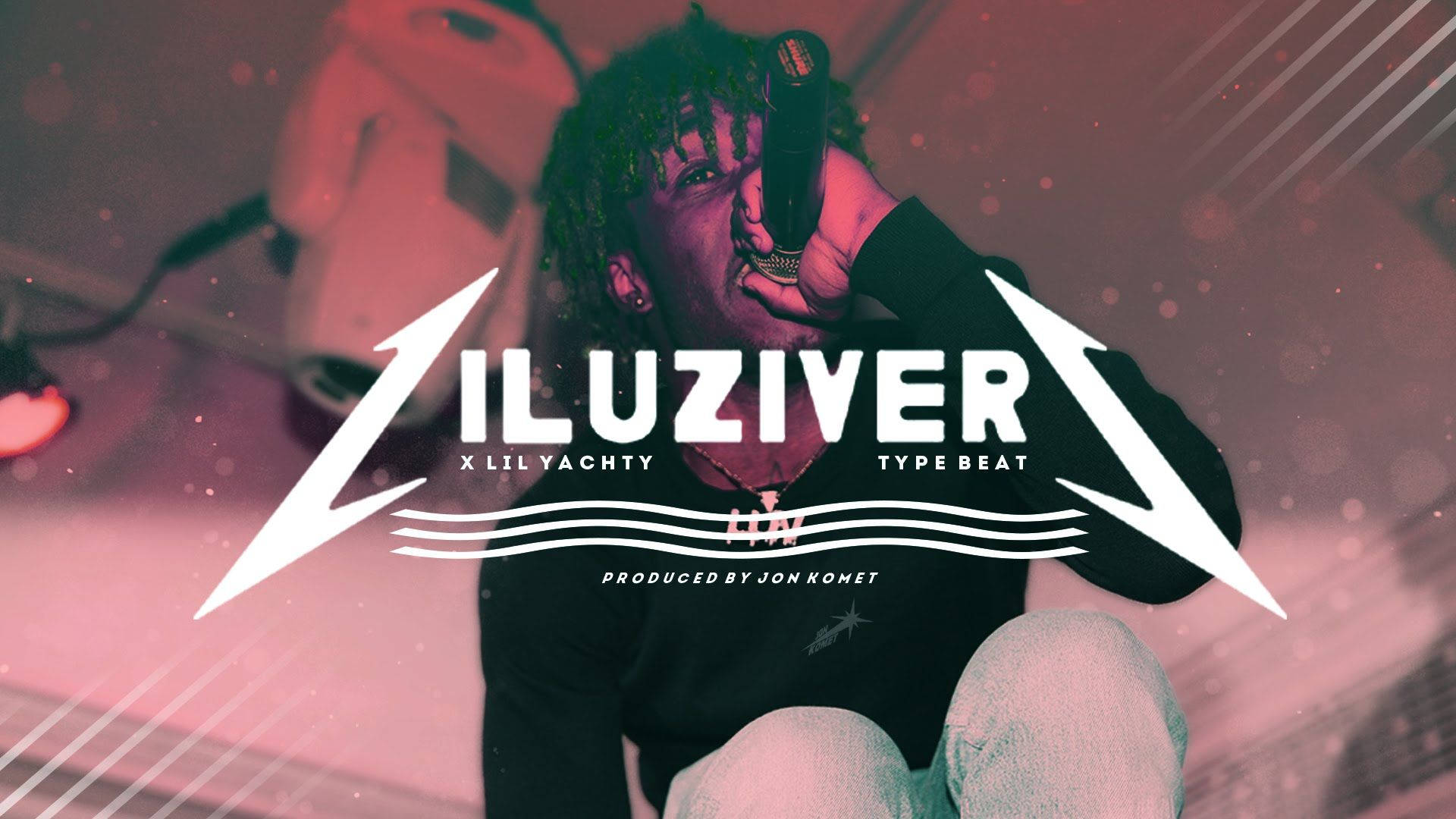 Uzi 桌布 壁紙 — 一位梳著辮子的說唱歌手在粉紅色和紅色舞台燈光下拿著麥克風，並帶有粗體白色文字疊加。