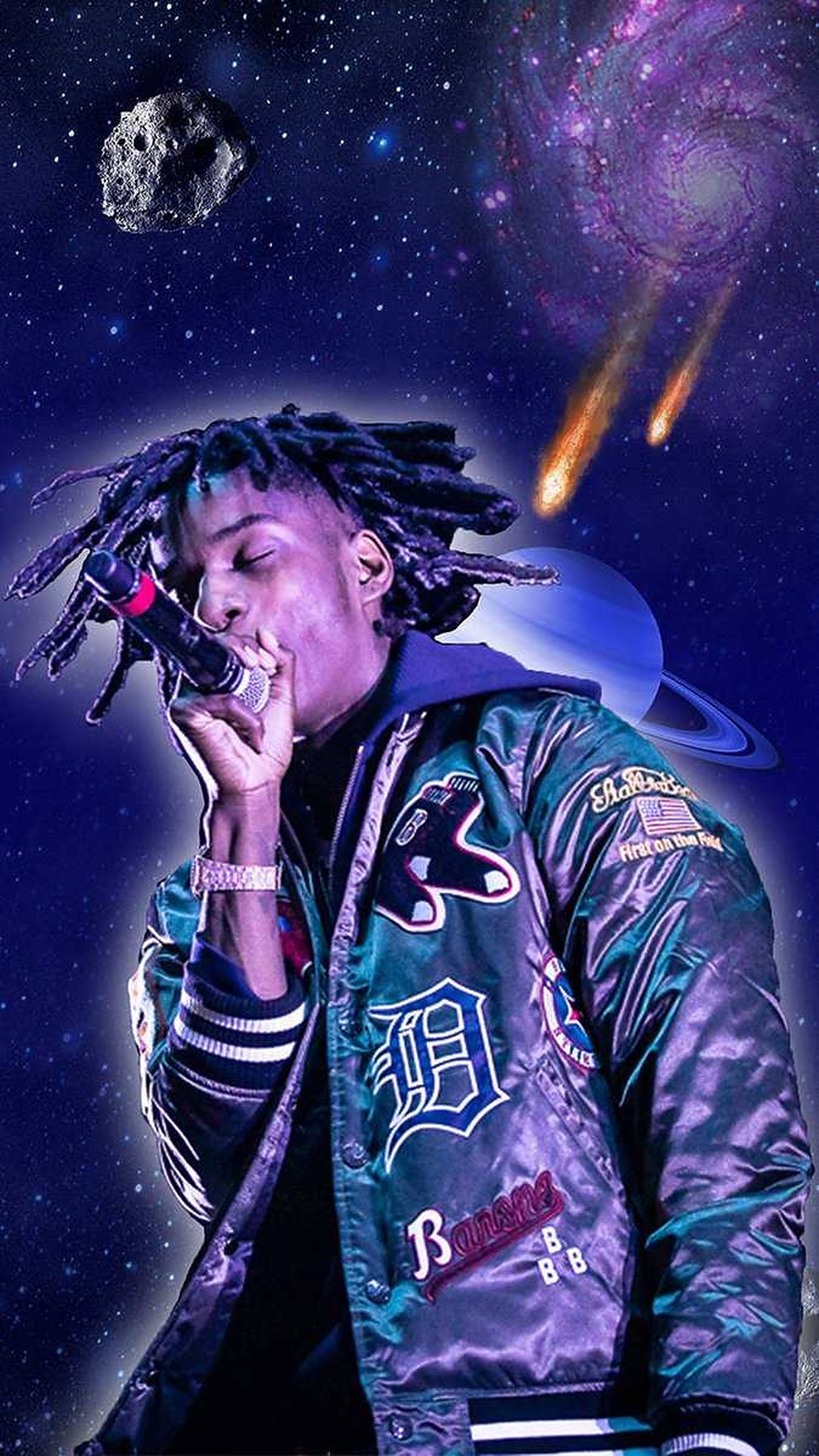 Polo 桌布 壁紙 — 一位梳著辮子的饒舌歌手在星空、流星和類似土星的行星背景下對著麥克風唱歌。