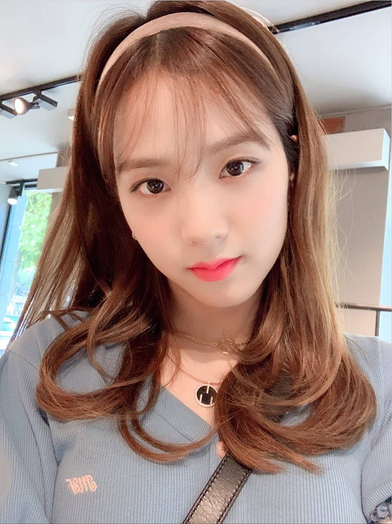 Jisoo Cute 桌布 壁紙 — 一位棕色頭髮、塗著粉紅色唇膏的年輕女性，身穿淺藍色羅紋上衣和頭帶，直視鏡頭。
