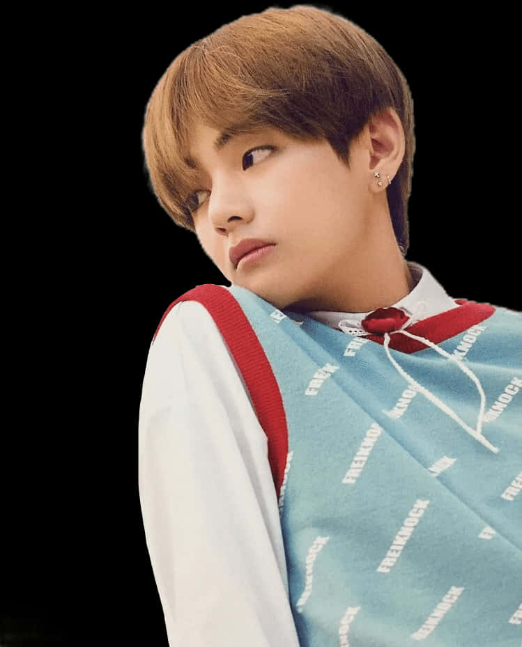 BTS 桌布 壁紙 — 一位棕色頭髮、戴耳環的年輕男子，穿著藍紅圖案背心，在黑色背景上若有所思地回頭看。