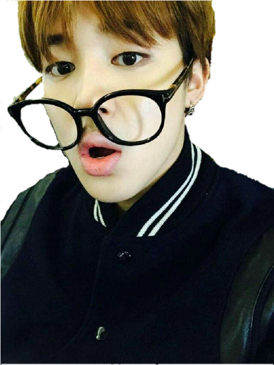 BTS 桌布 壁紙 — 一位棕色頭髮、戴著大黑框眼鏡的年輕男子在黑色背景前做出鬼臉。