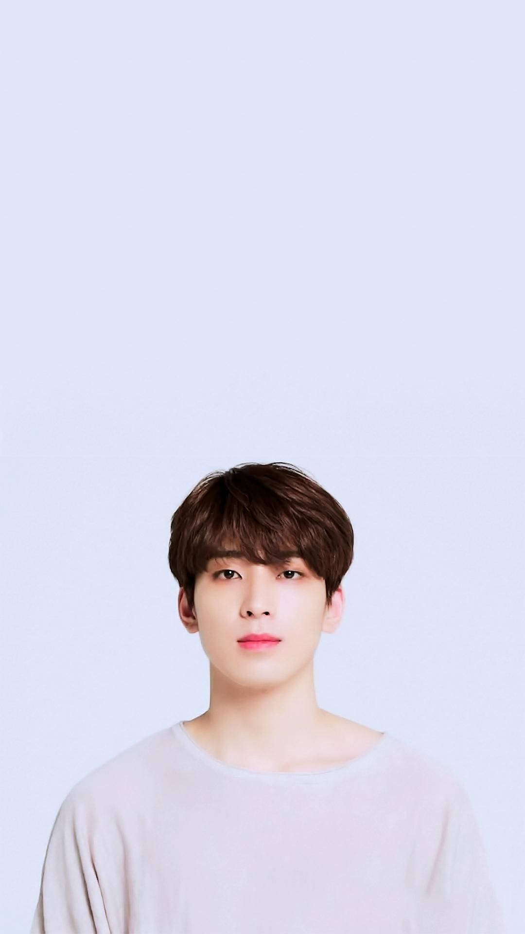 Wonwoo 桌布 壁紙 — 一位棕色頭髮、柔軟粉紅嘴唇的年輕男子，在淡紫色工作室背景下平靜地凝視。
