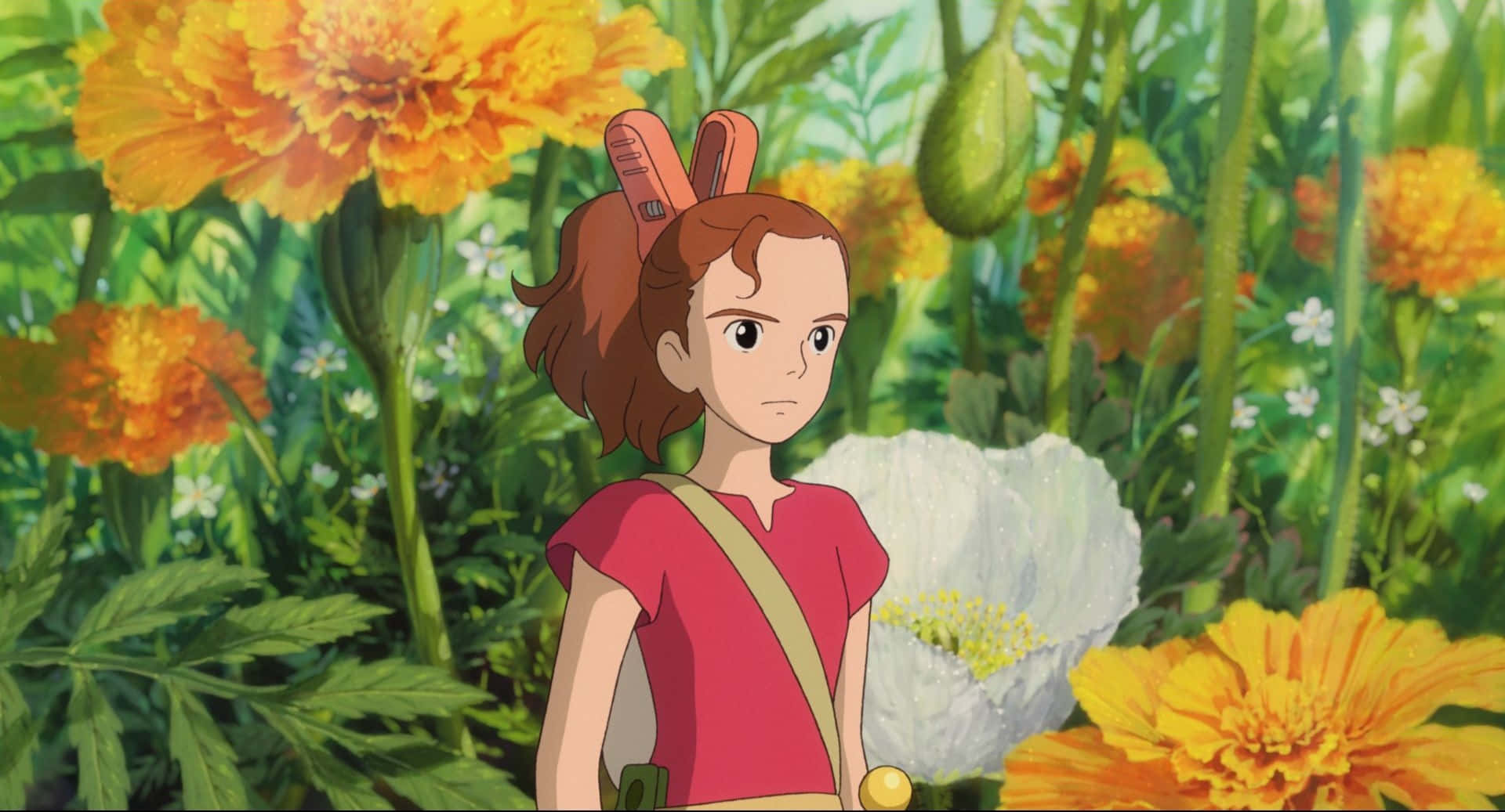 The Secret World Of Arrietty 桌布 壁紙 — 一位棕色頭髮、穿著紅色襯衫的年輕女孩站在一個充滿大型橙色和白色花朵的活力花園中。