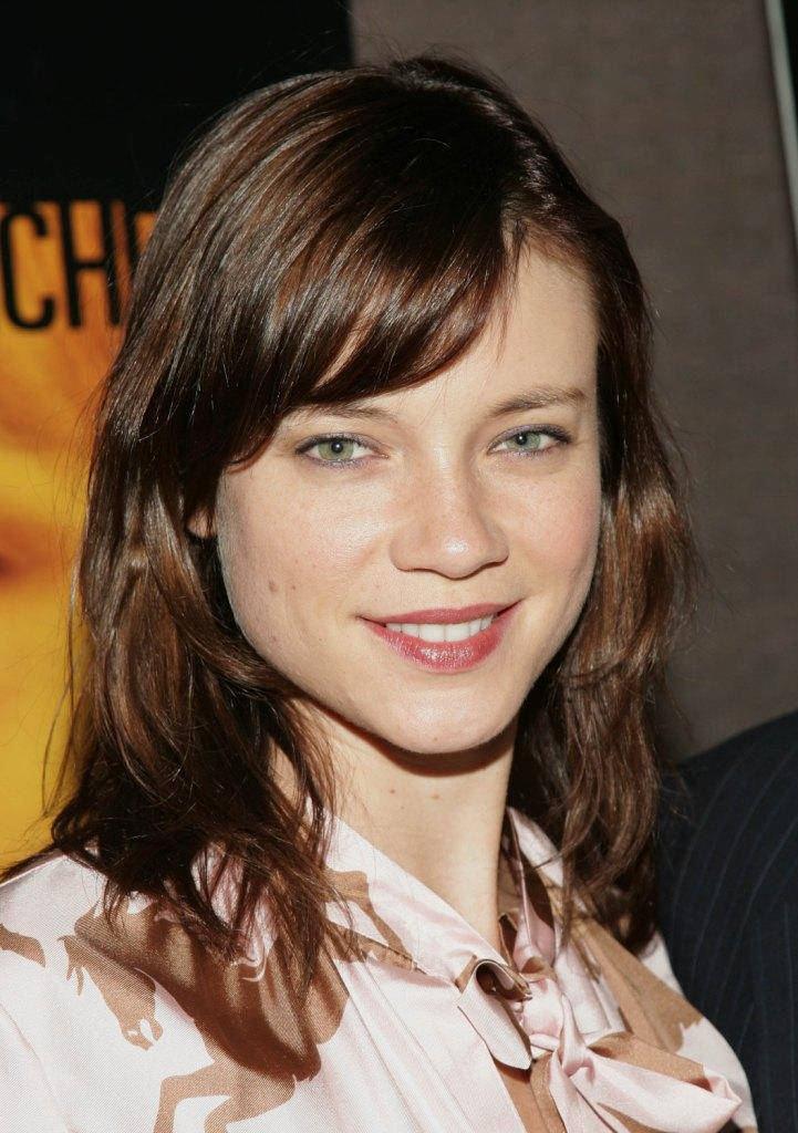 Celebrity 桌布 壁紙 — 一位棕色頭髮、綠色眼睛的女性的特寫肖像，對著鏡頭溫暖地微笑。