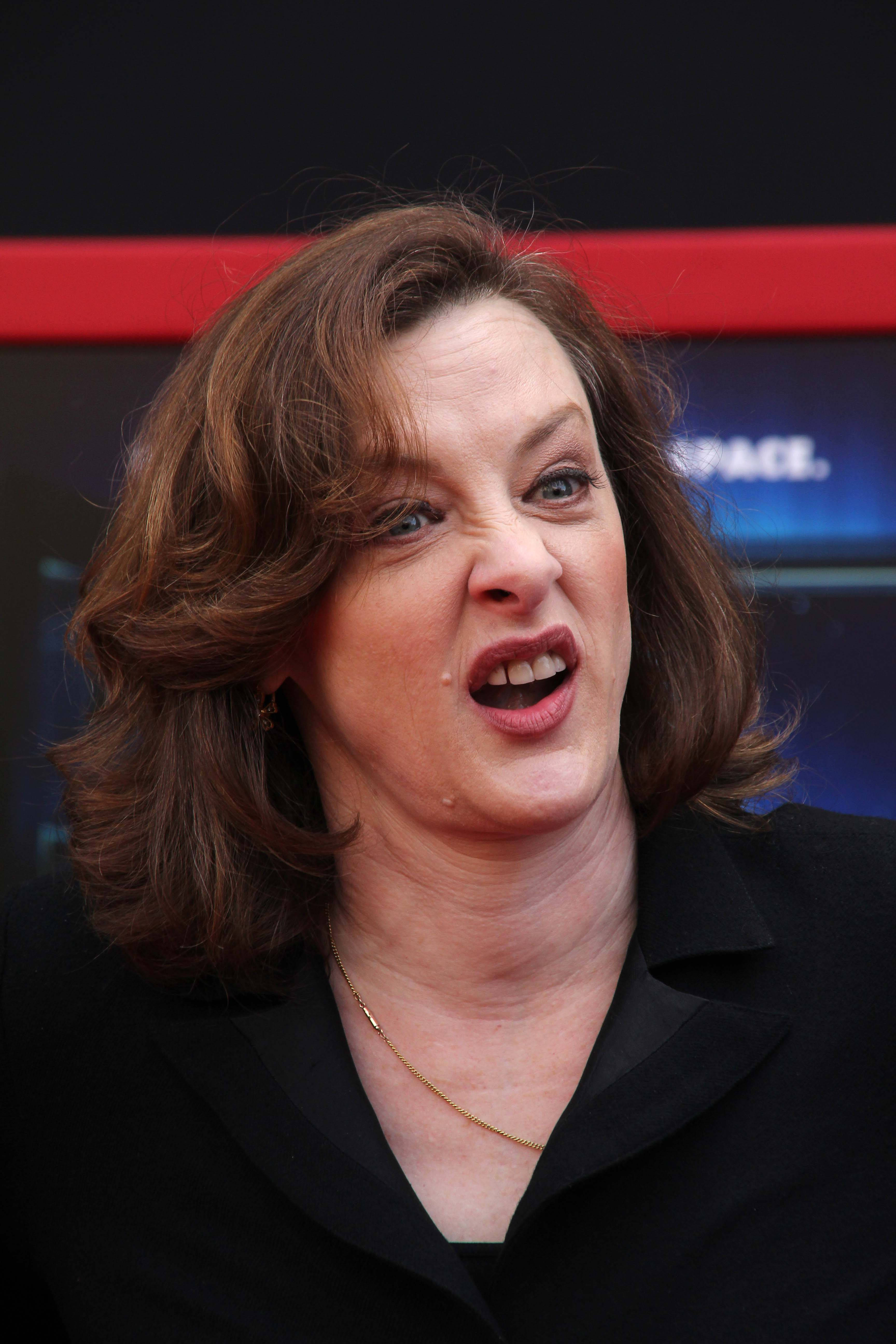 Celebrity 桌布 壁紙 — 一位棕色頭髮、藍色眼睛的女性在紅色和藍色燈光的黑暗背景下熱情地說話。