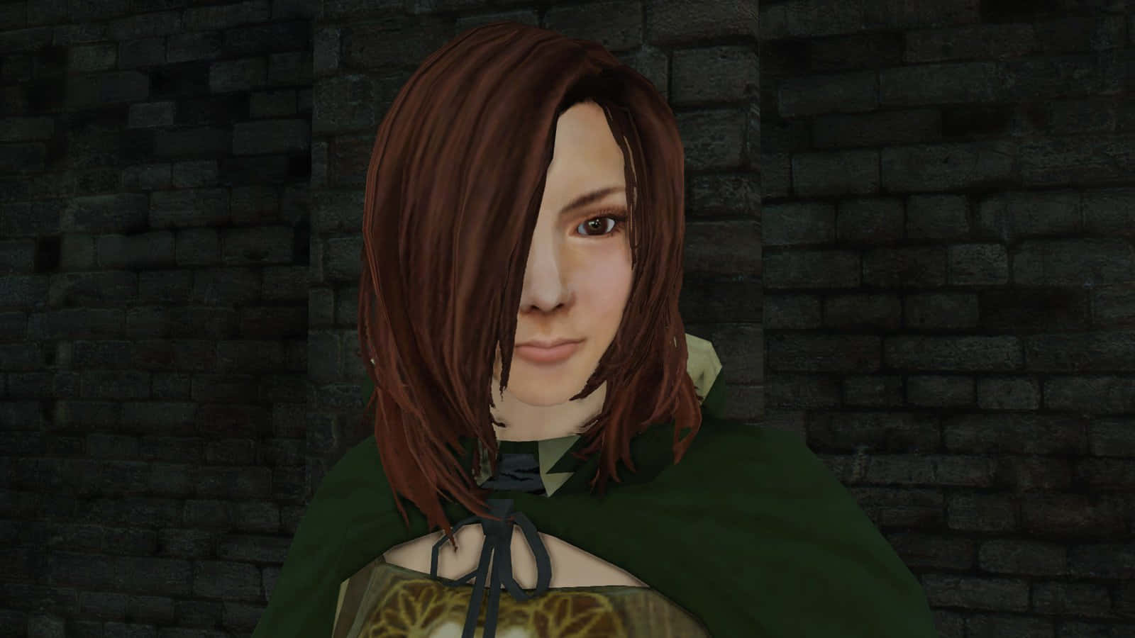 Dark Souls Emerald Herald 桌布 壁紙 — 一位棕色頭髮、身穿綠色斗篷的女性，站在昏暗環境中的深色石磚牆前。