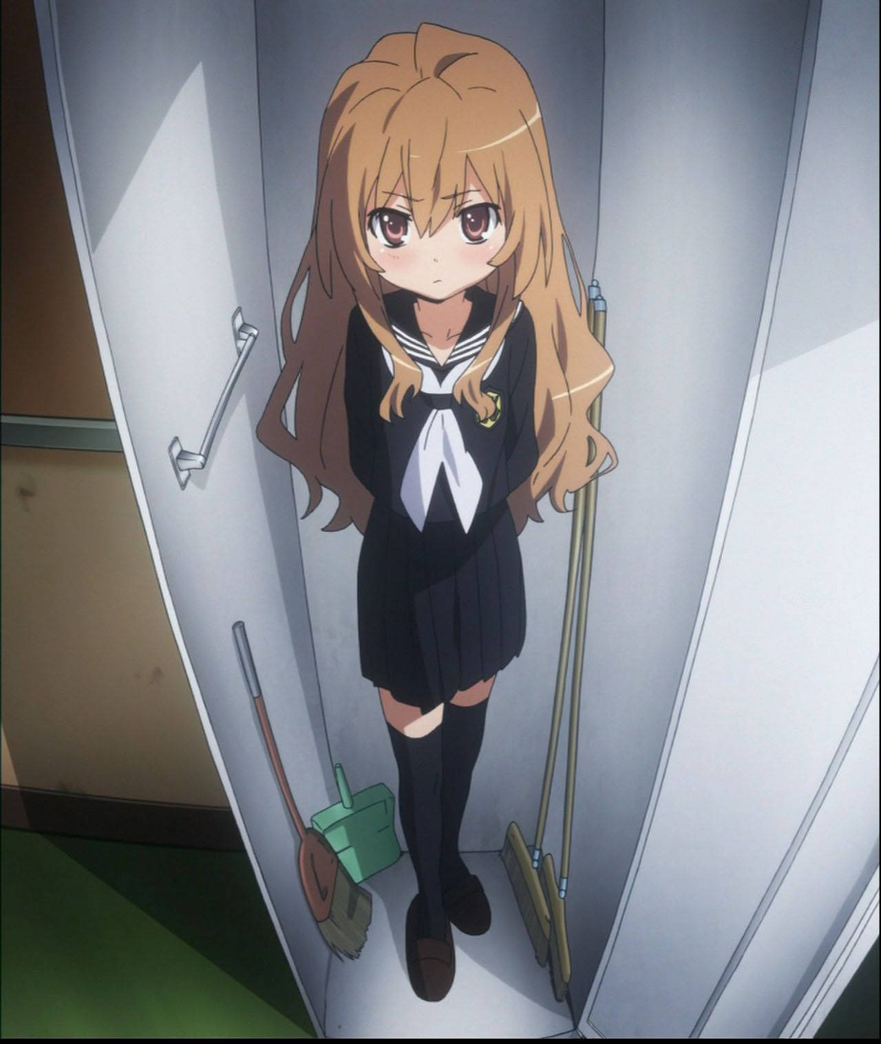 Toradora 桌布 壁紙 — 一位棕色頭髮的動漫女孩穿著校服，站在狹窄的走廊裡，拿著清潔工具。