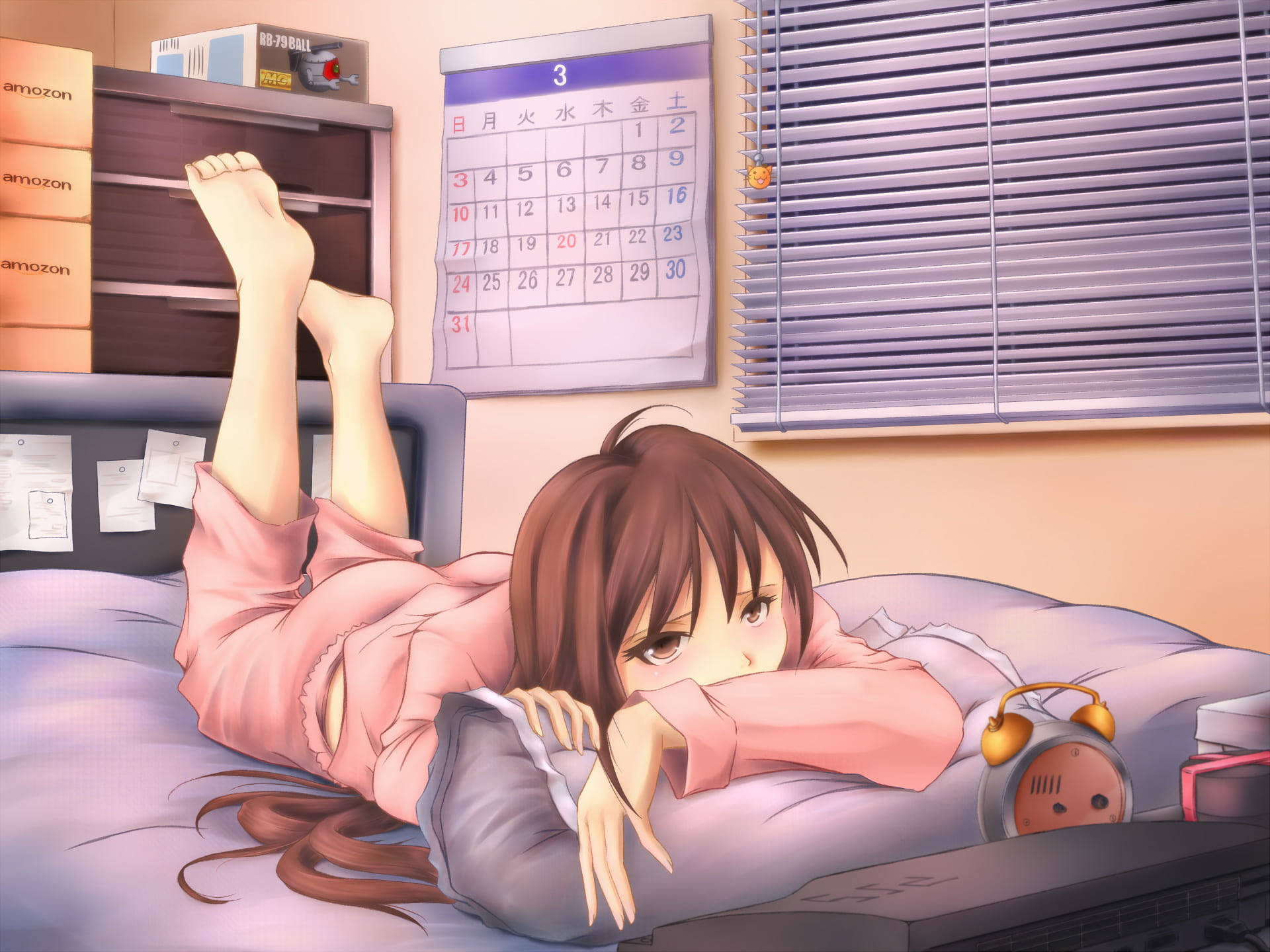 aesthetic sad anime girl 桌布 壁紙 — 一位棕色頭髮的動漫女孩穿著粉紅色睡衣，雙腳翹起躺在床上，周圍有日曆和鬧鐘，在舒適的臥室裡放鬆。