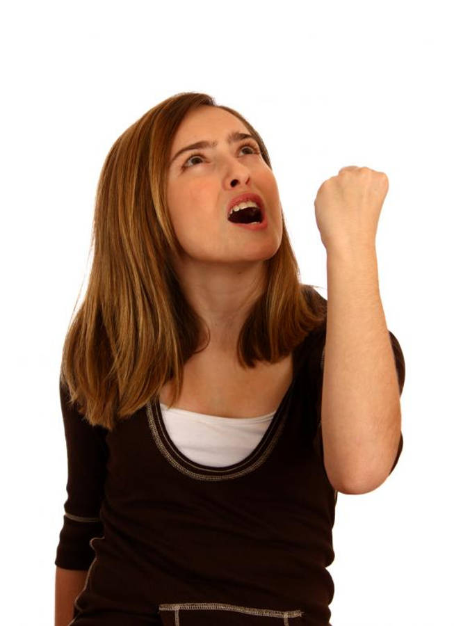 Angry 桌布 壁紙 — 一位棕色頭髮的女性在純白背景上握緊拳頭向上大喊。