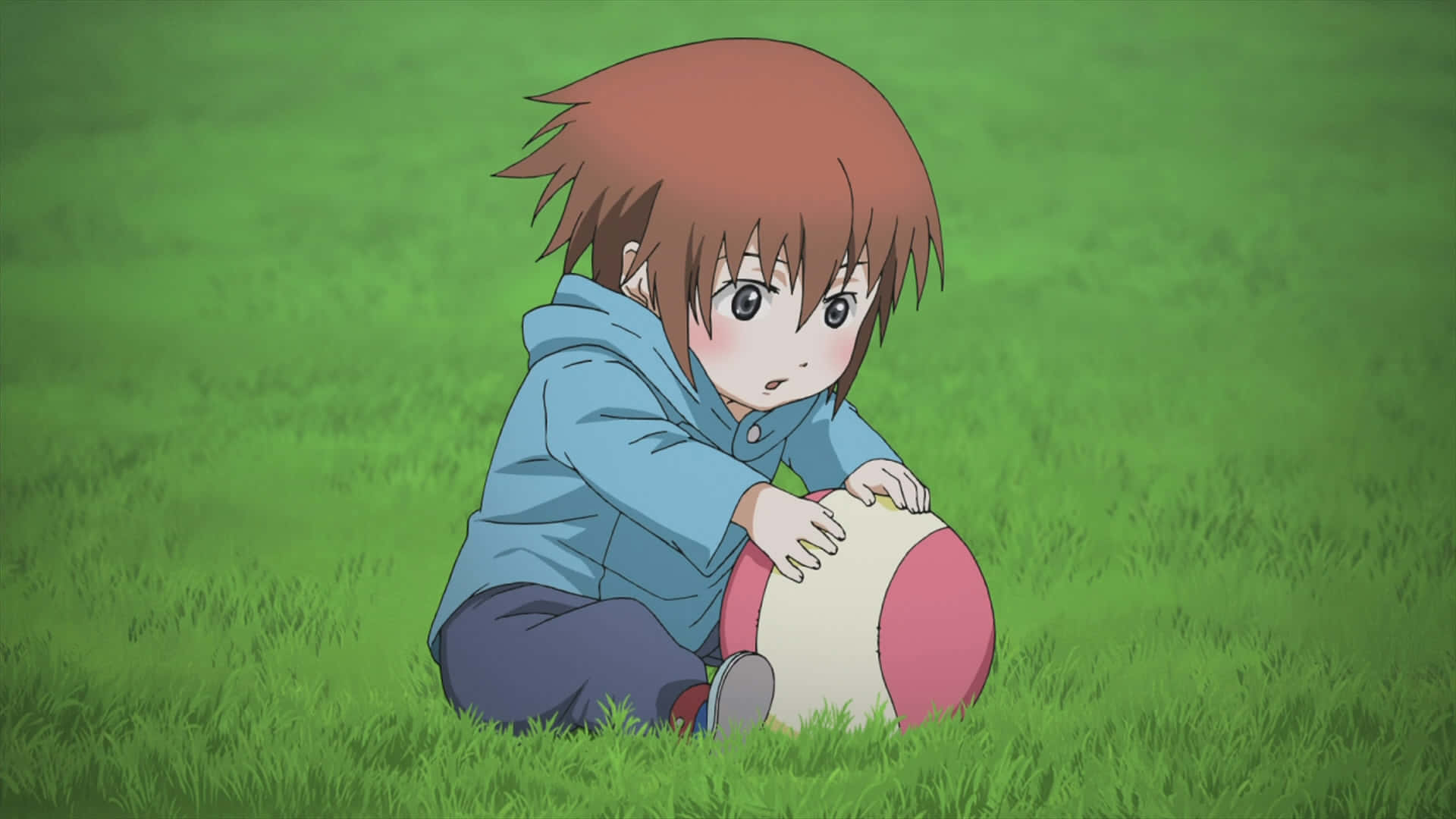 Baby Anime 桌布 壁紙 — 一位棕色頭髮的年輕動漫女孩坐在充滿活力的綠色草地上，拿著一個粉紅色和白色的球。