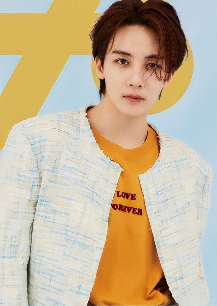yoon jeonghan 桌布 壁紙 — 一位棕色頭髮的年輕男子穿著一件有紋理的白色外套，內搭一件帶有紅色文字的橙色T恤，背景是風格化的黃色和藍色。