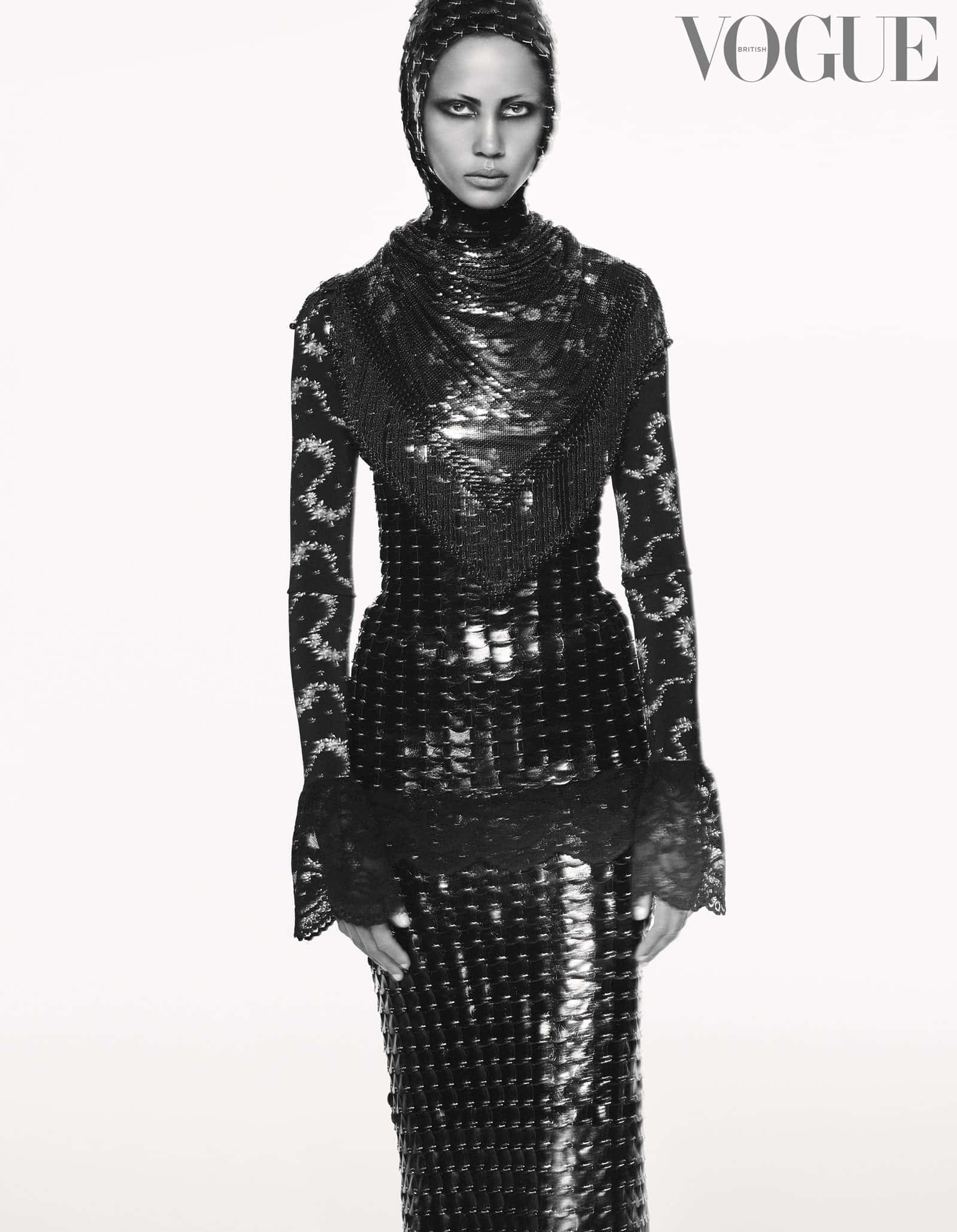 Black And White Fashion 桌布 壁紙 — 一位模特兒穿著帶有紋理的黑色珠飾套裝，搭配相襯的頭飾，在純白背景前為Vogue雜誌擺姿勢。