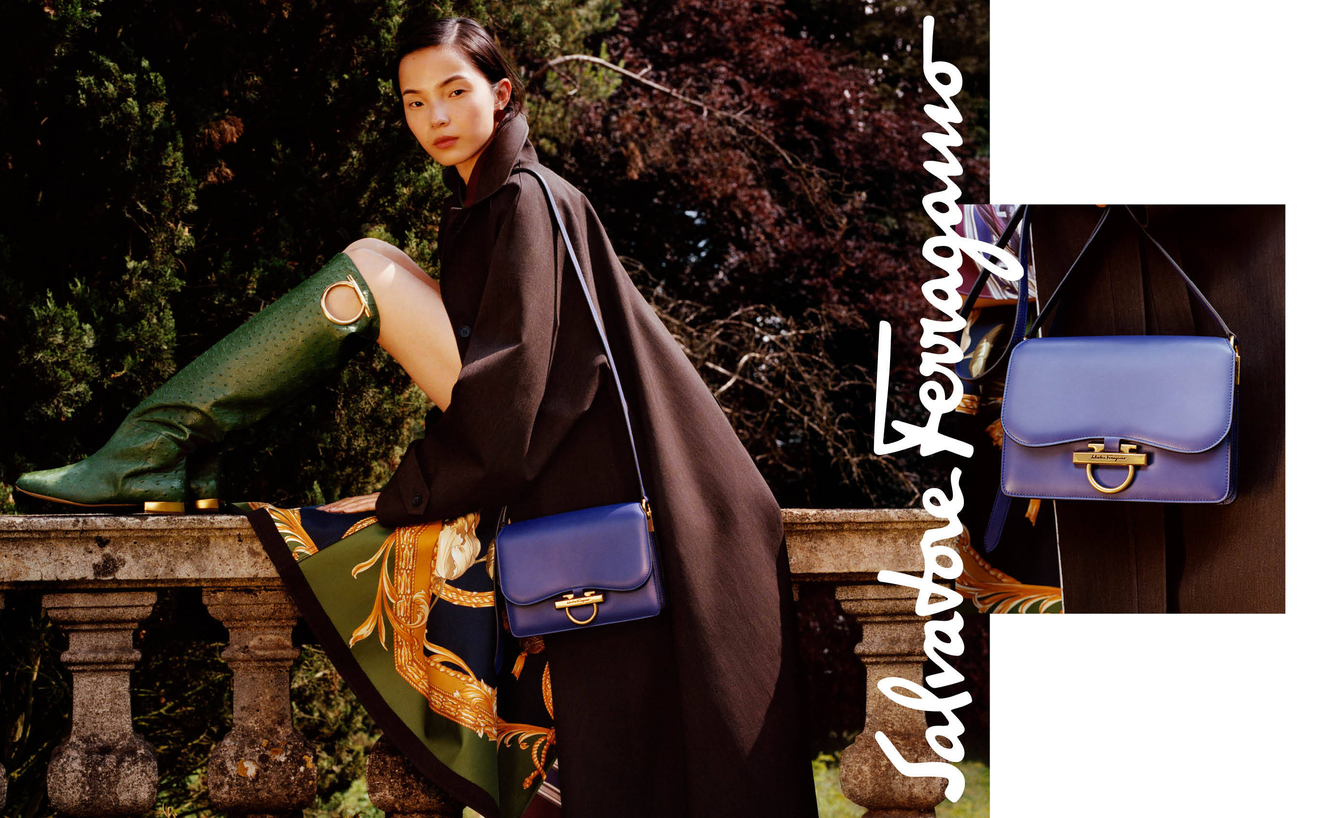 Ferragamo 桌布 壁紙 — 一位模特兒身穿黑色外套和綠色靴子，靠在石欄杆上，手持藍色手提包，背景是茂盛的花園。