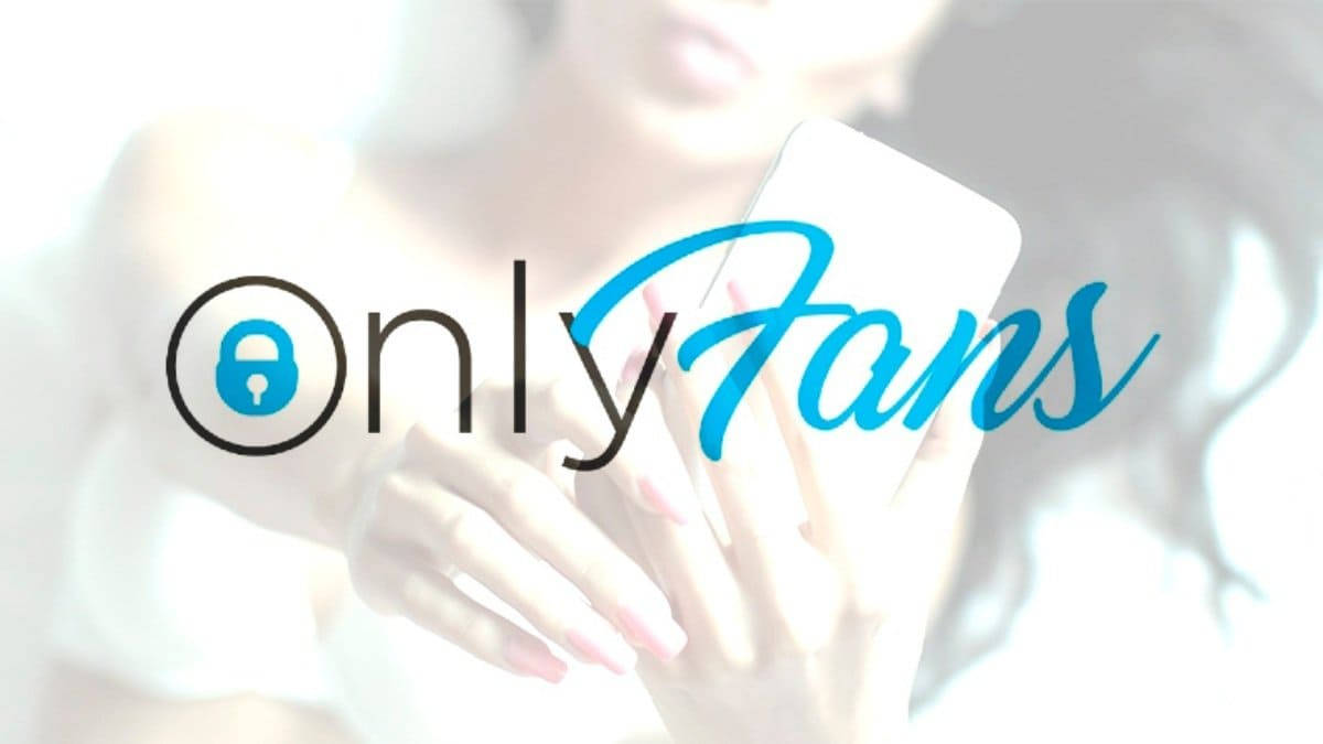 標誌 桌布 壁紙 — 一位模糊的女性手持手機，顯示帶有鎖圖標的OnlyFans標誌，背景為明亮的白色。