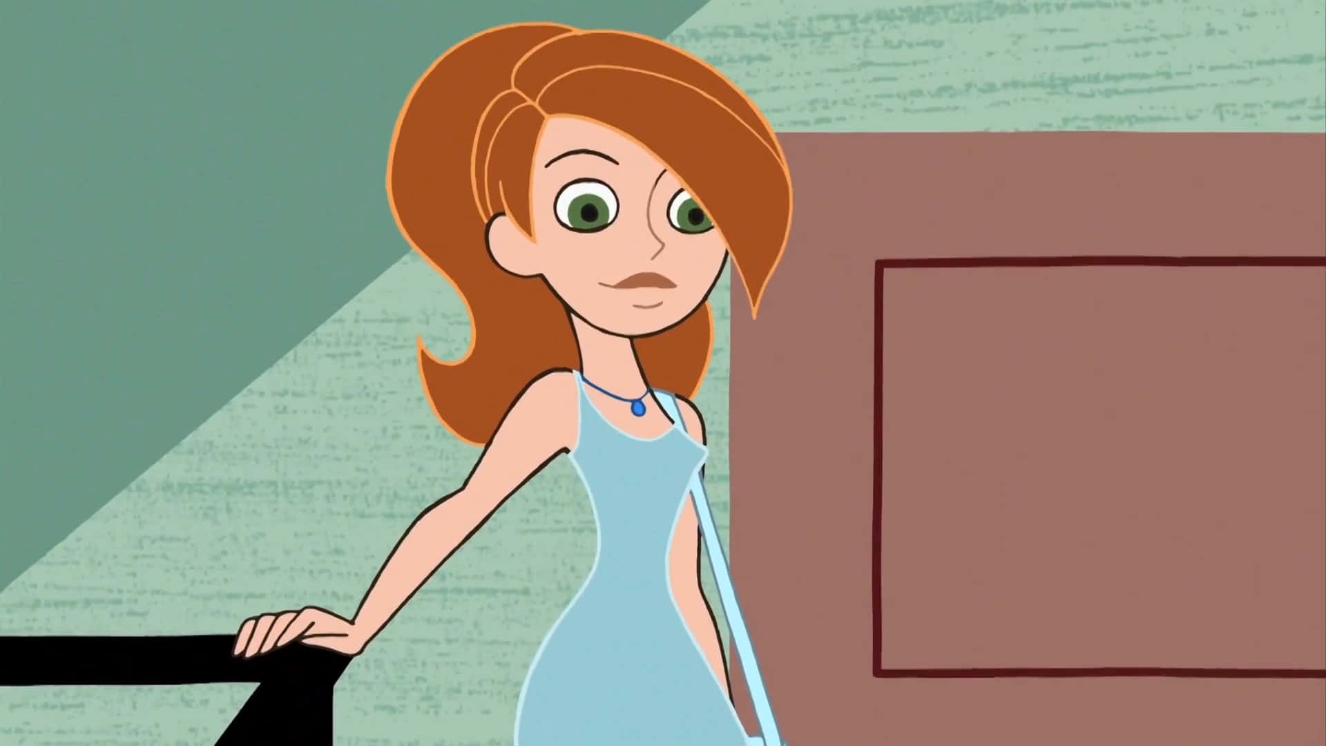 kim possible 桌布 壁紙 — 一位橙色頭髮、綠色眼睛的卡通女性，在一個以青綠色和棕色牆壁為主的簡約房間裡，靠在欄杆上。