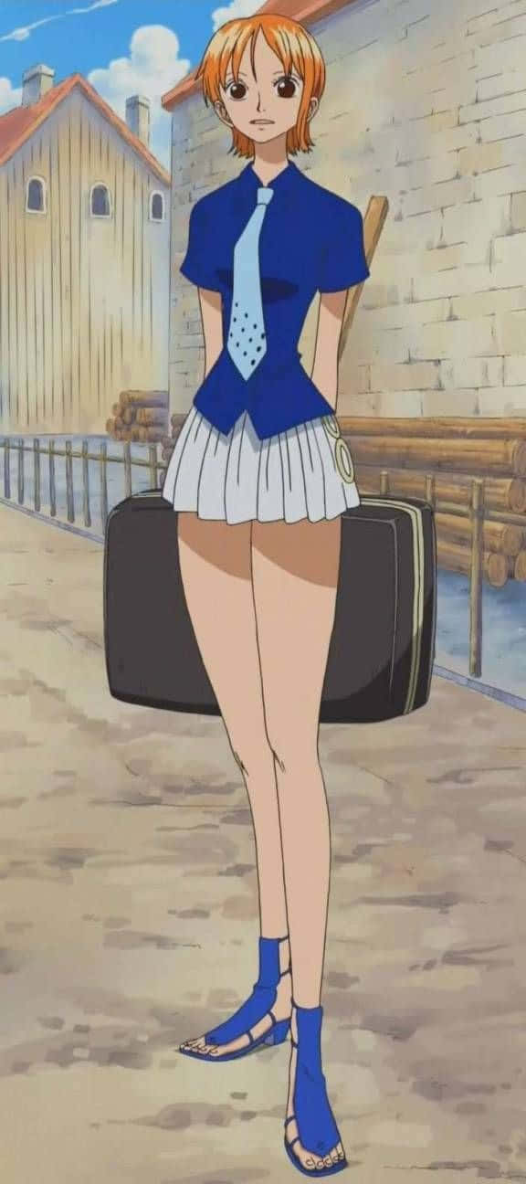 Water Seven 桌布 壁紙 — 一位橙色頭髮的年輕動漫女孩站在陽光明媚的村莊街道上，提著一個手提箱，穿著藍色襯衫、白色裙子和藍色涼鞋。