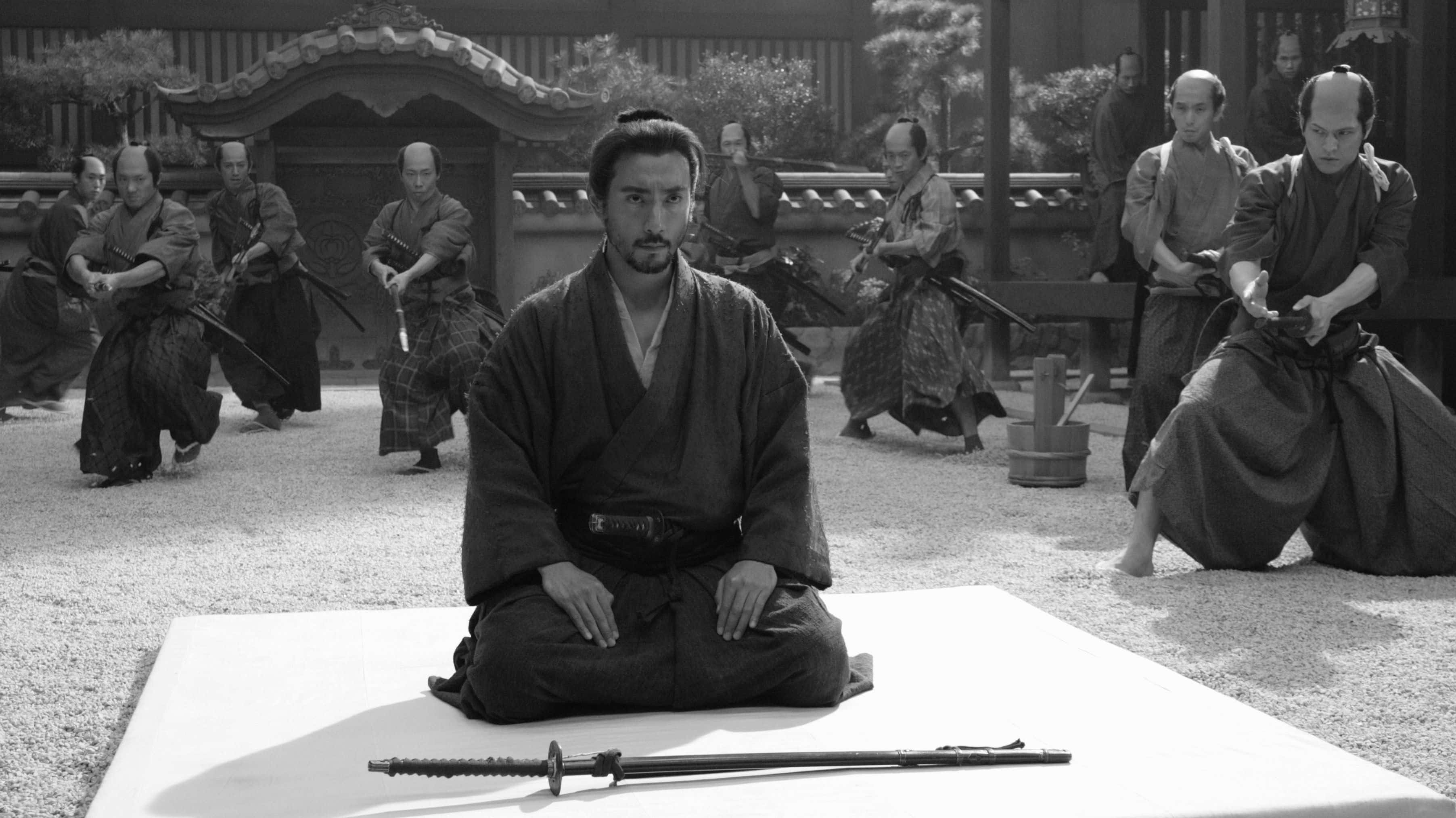 Samurai Movies 桌布 壁紙 — 一位武士平靜地坐在庭院中，而其他戰士在他身後以單色練習劍術。