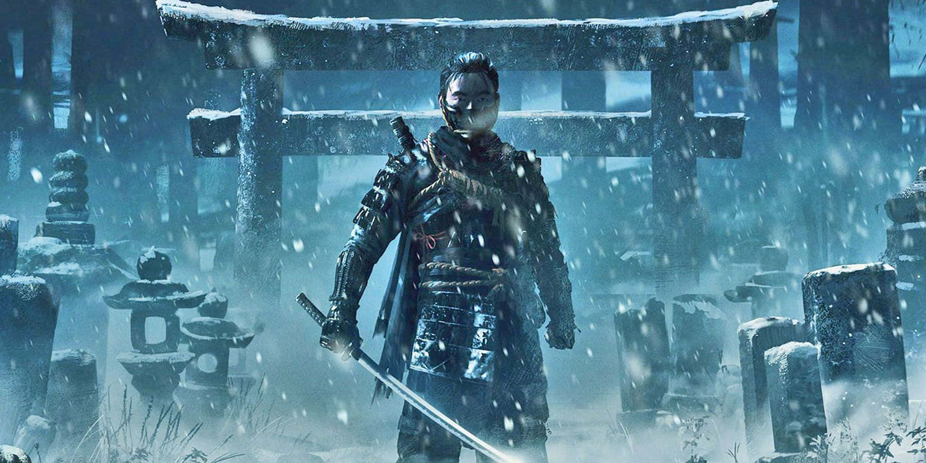 對馬戰鬼 桌布 壁紙 — 一位武士戰士莊嚴地站在被雪覆蓋的日本神社中，手持武士刀，雪花在他周圍飄落。