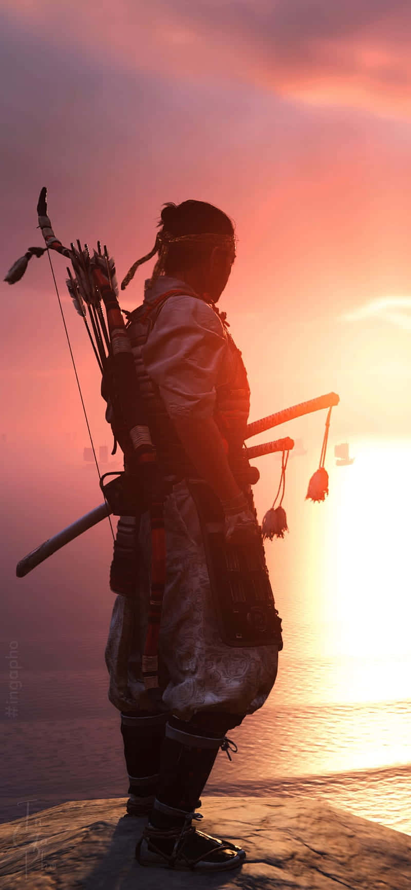 電玩遊戲 桌布 壁紙 — 一位武士武士手持弓箭和刀，在水面上火紅的夕陽映襯下形成剪影。