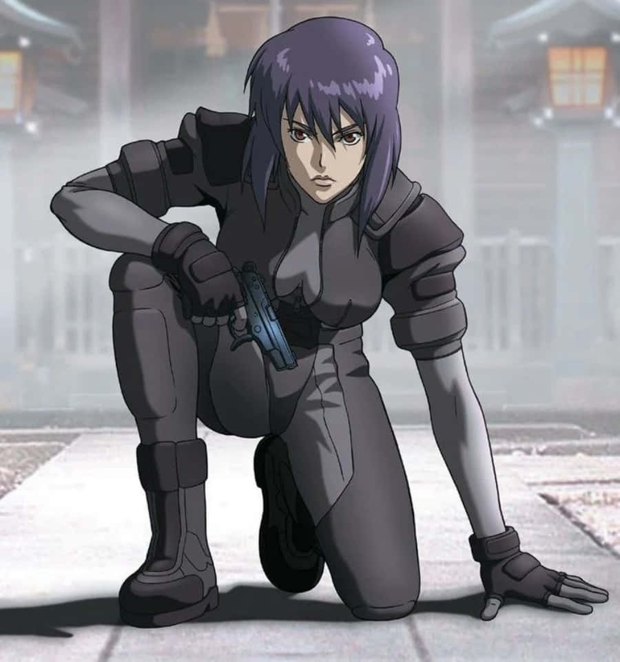 Motoko Kusanagi 桌布 壁紙 — 一位決心堅定的動漫女性身穿深色戰術裝備，在霧氣瀰漫的城市小巷中持槍跪地。