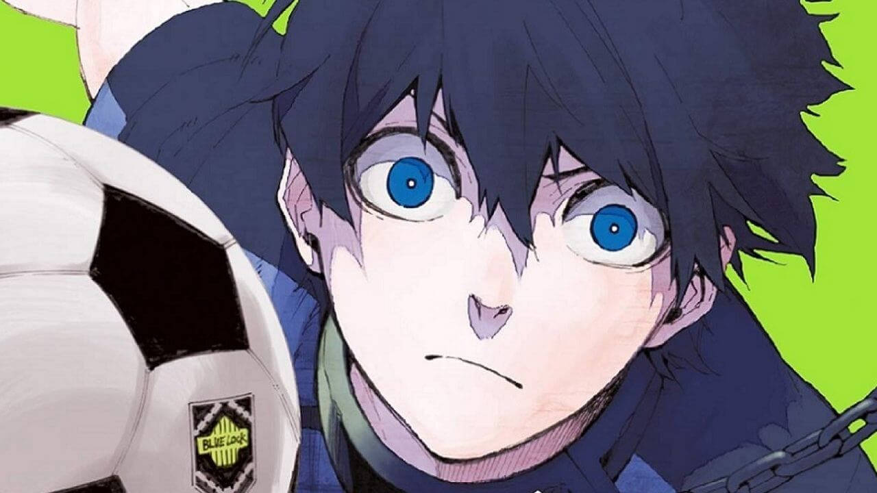 動漫男孩 桌布 壁紙 — 一位決心堅定的動漫足球員，藍眼睛、黑頭髮，在充滿活力的綠色背景前抱著一個足球。