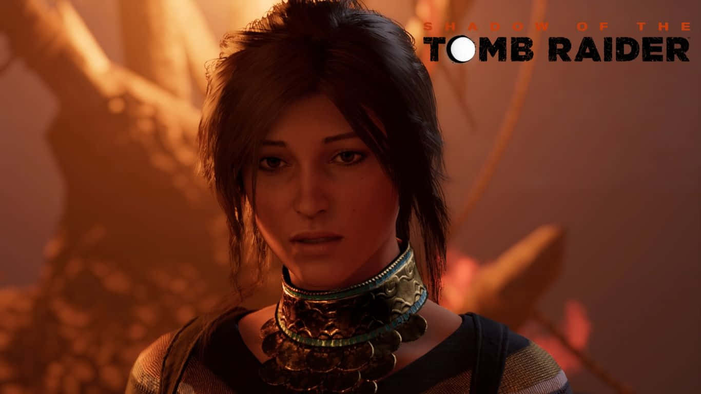 Lara Croft 桌布 壁紙 — 一位決心堅定的年輕女性，深色頭髮，戴著華麗項鍊，在溫暖的金色光芒中凝視前方，背景是模糊的古代廢墟。