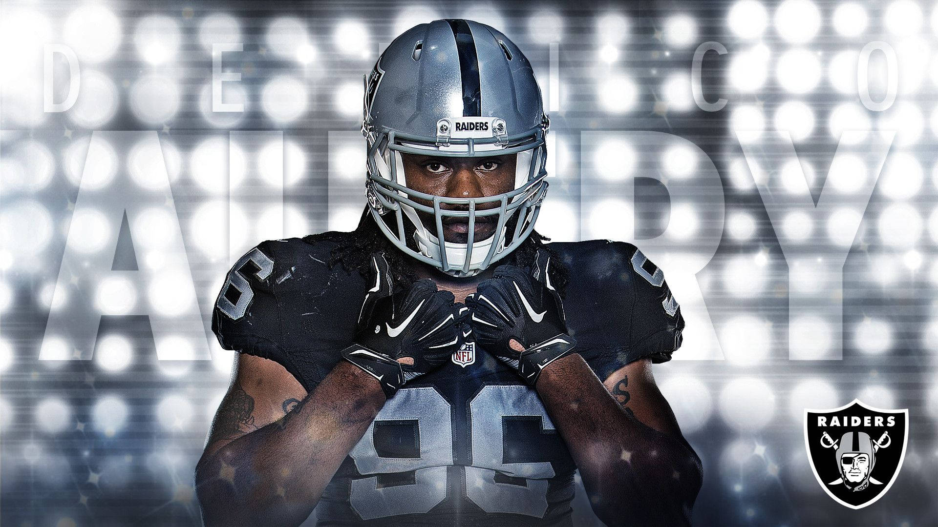 NFL Players 桌布 壁紙 — 一位決心堅定的美式足球員身穿Raiders隊服，站在明亮的球場燈光前，展示他的名字和號碼。