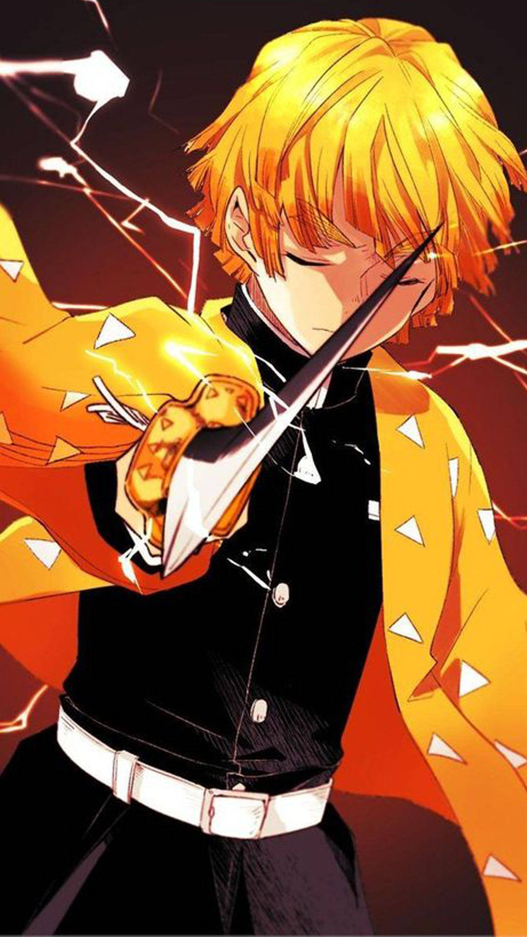 Demon Slayer Zenitsu 桌布 壁紙 — 一位決心堅定的金髮動漫戰士，在黑暗背景中，於噼啪作響的能量中揮舞著一把發光的劍。