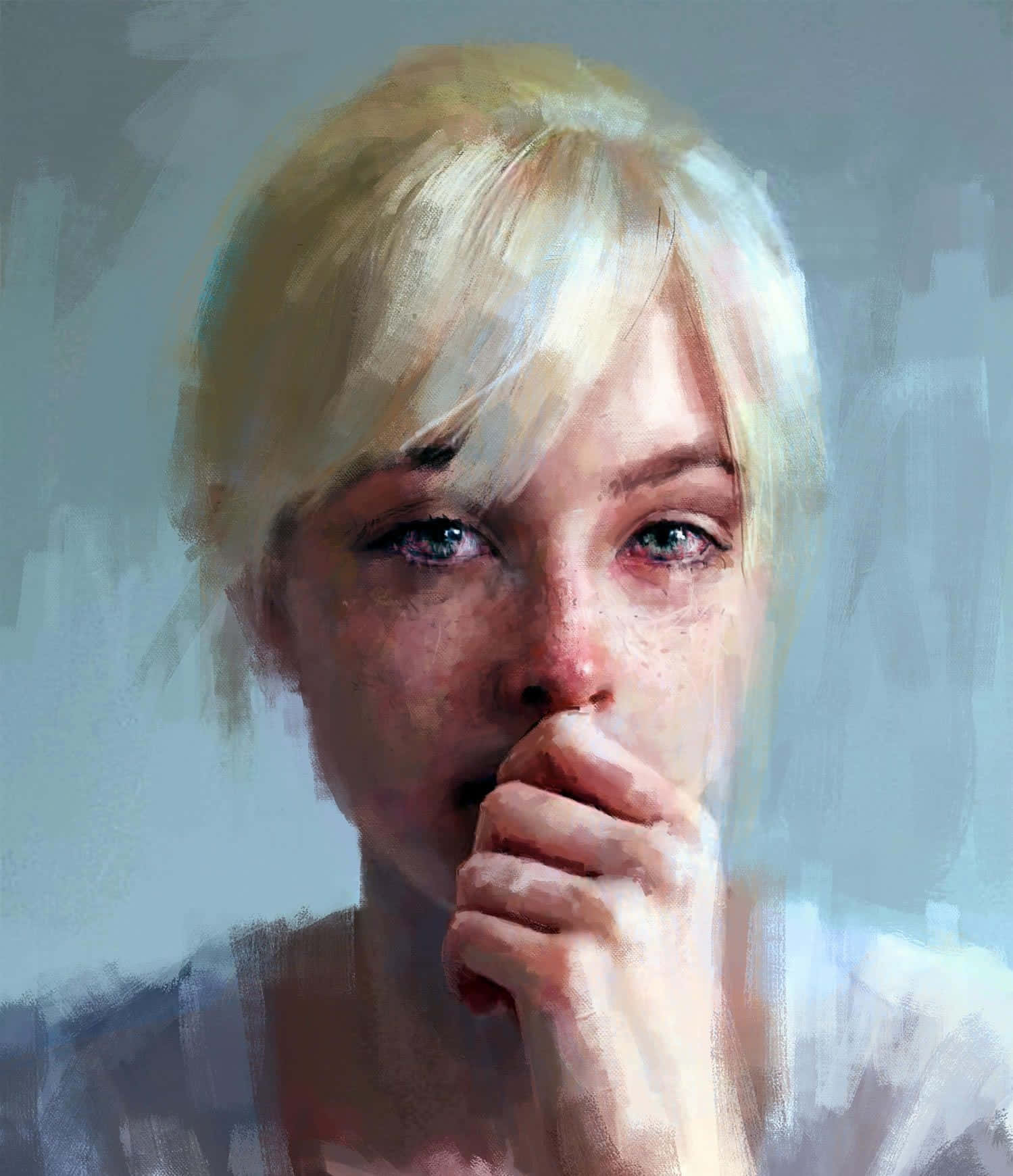 Painting 桌布 壁紙 — 一位沉思的金髮藍眼女子，在柔和的灰色背景前，用手輕輕掩住嘴巴。